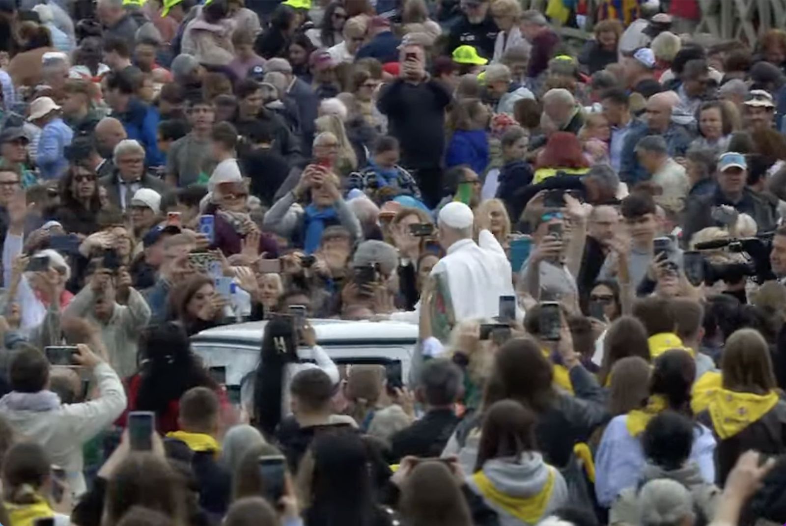 León XIV, en medio de los fieles