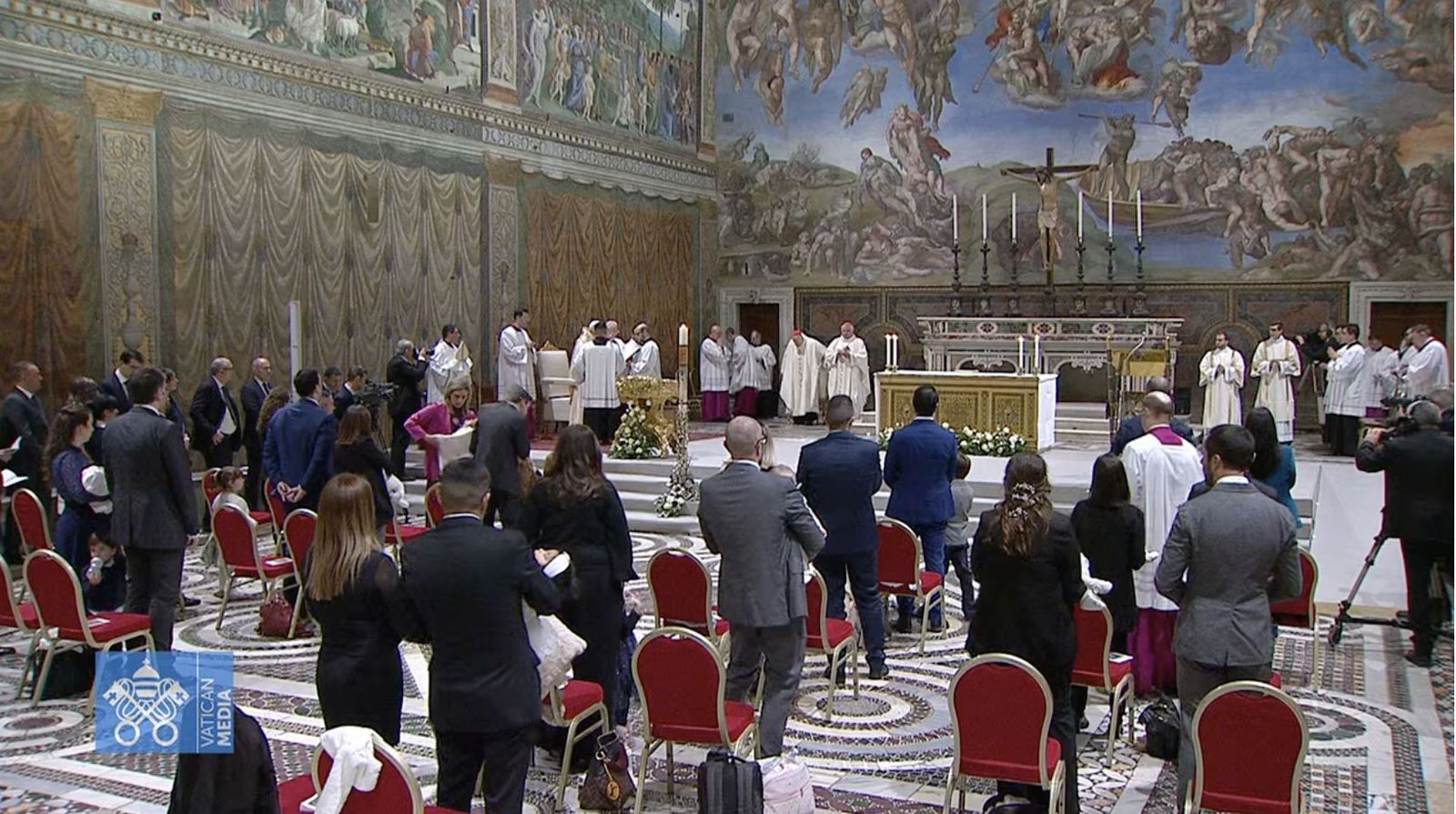 Los padres y padrinos, con los bebés que se bautizan