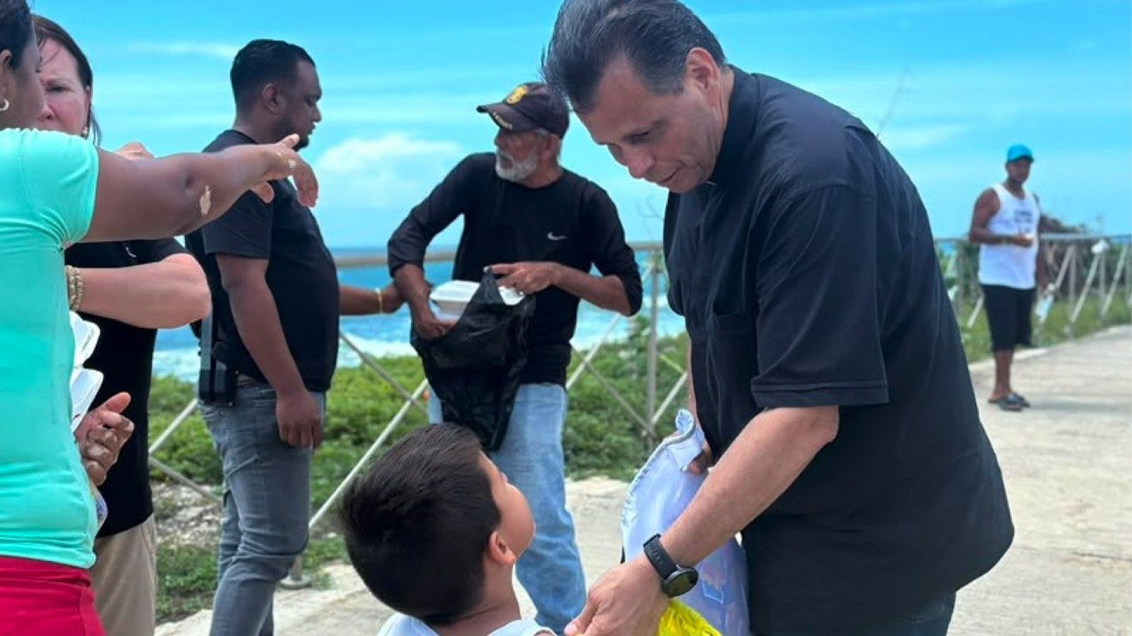 El padre Ricardo Guillén, vicario episcopal de pastoral de la Arquidiócesis de Caracas, en la actividad pastoral tras de los terremotos
