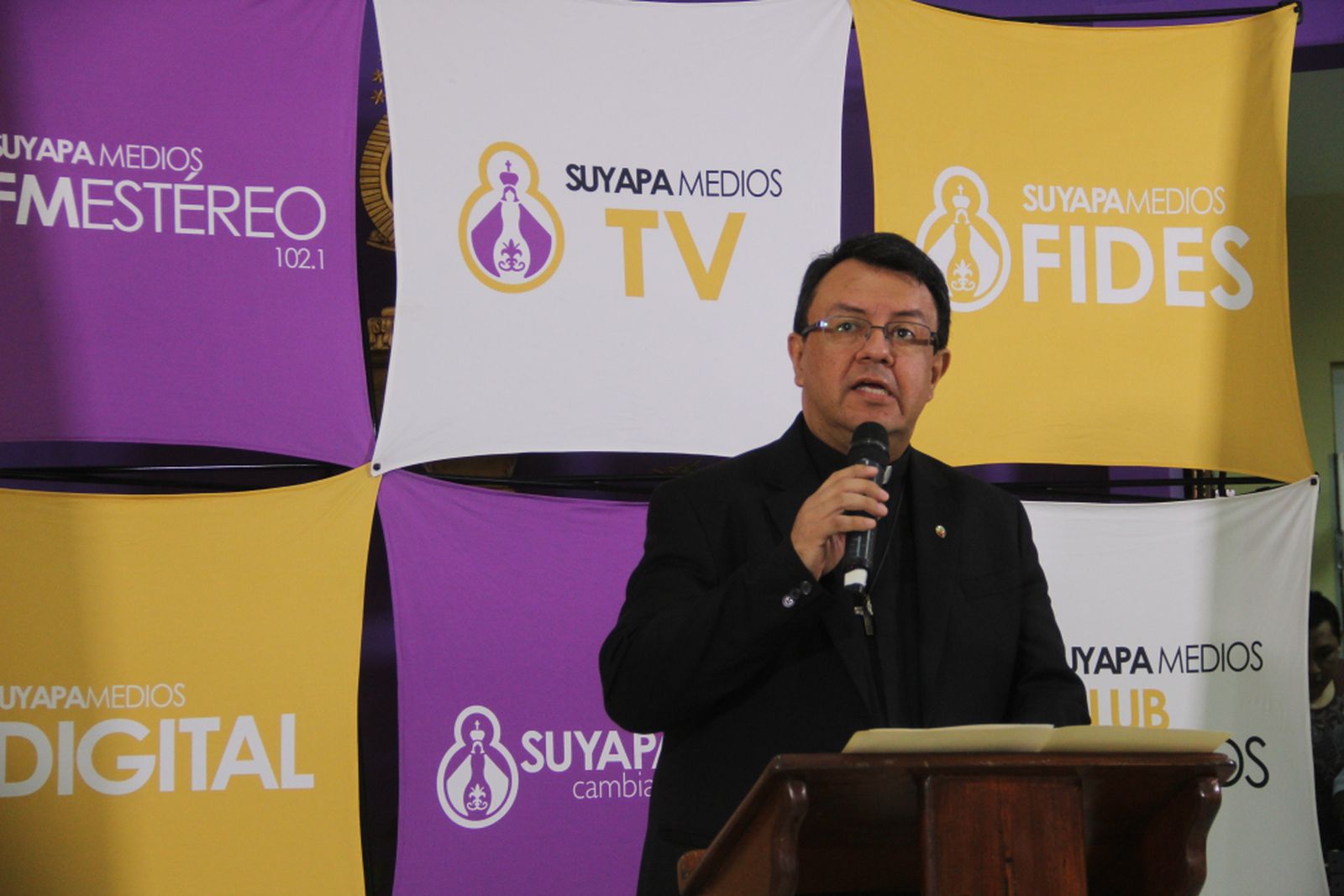 El padre Juan Ángel López, portavoz de los obispos hondureños