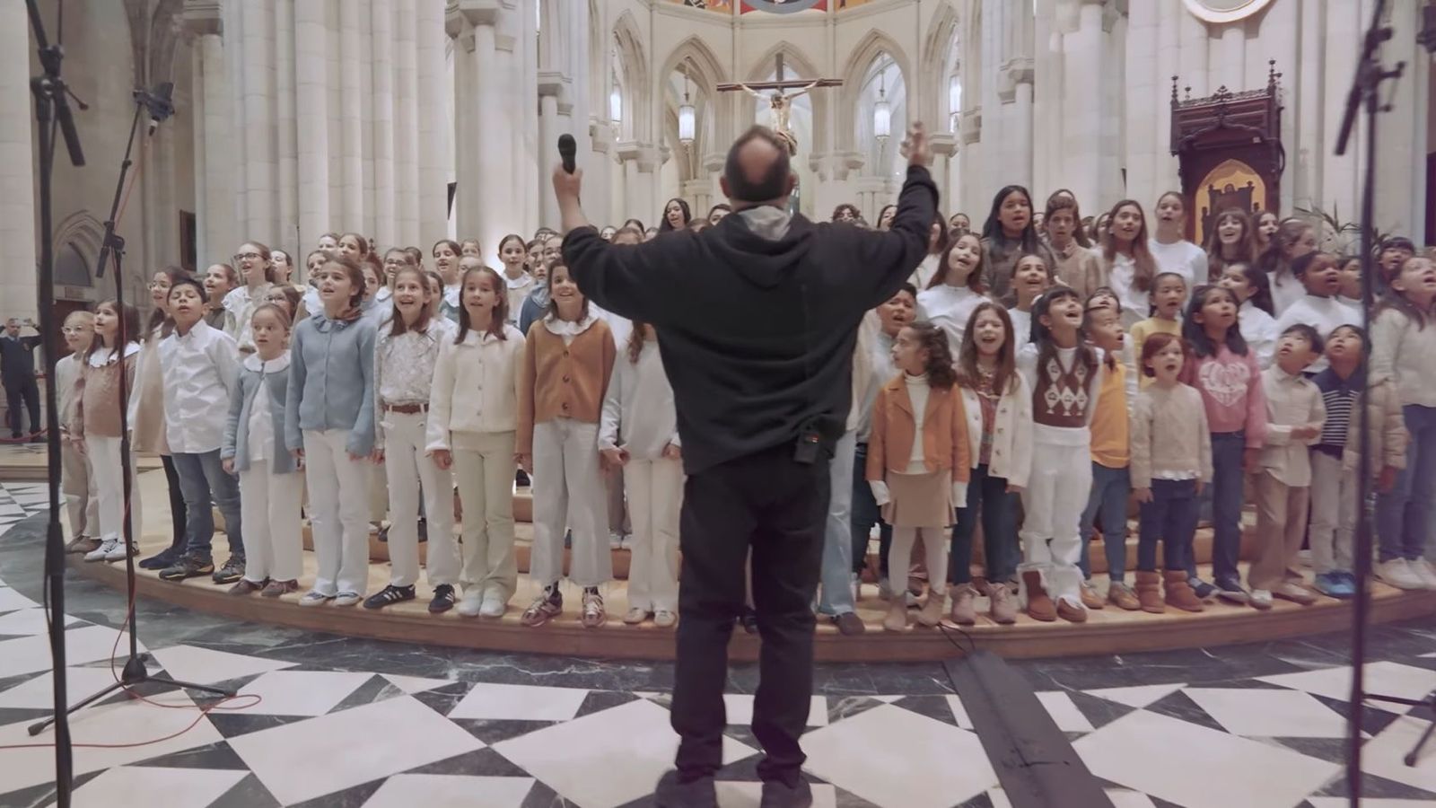 Toño Casado con el coro