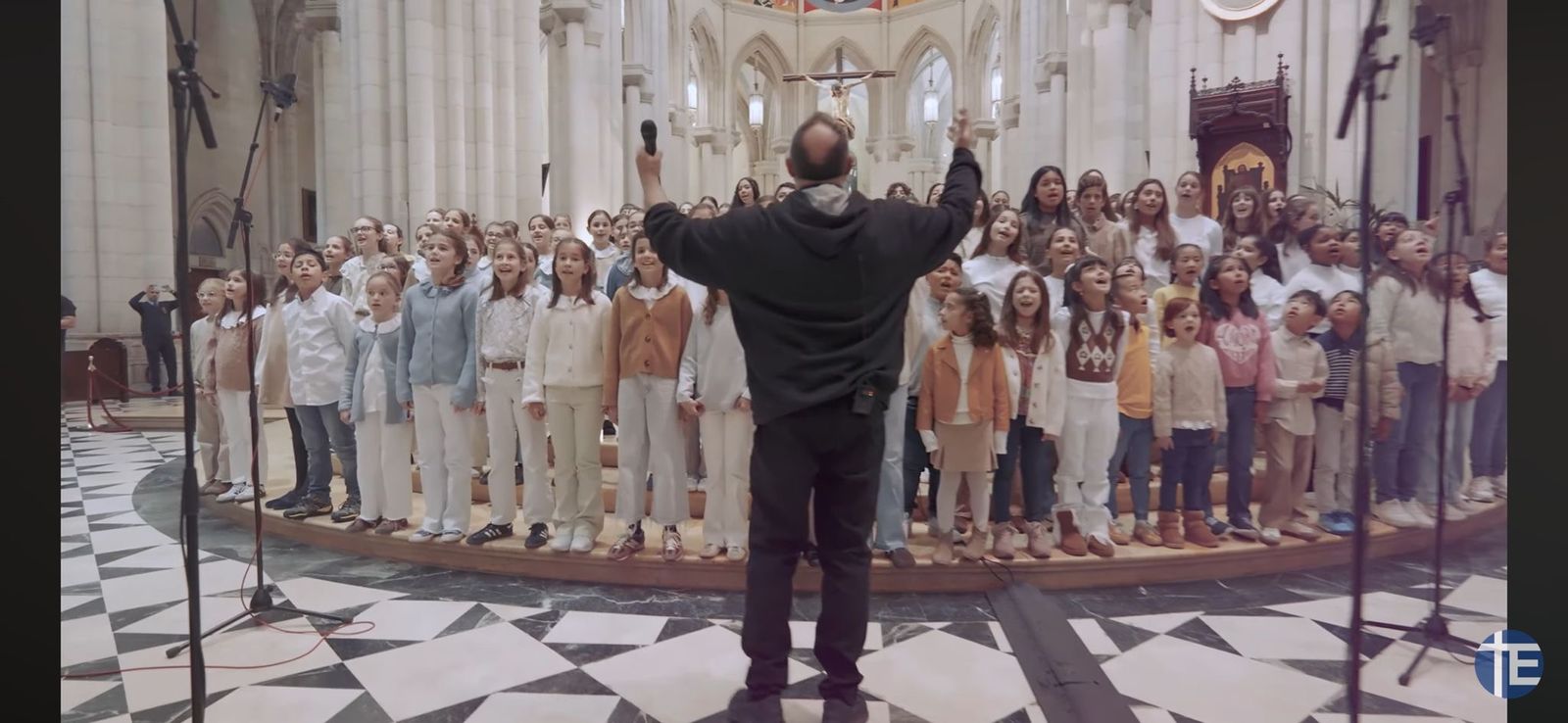 Toño Casado con el coro