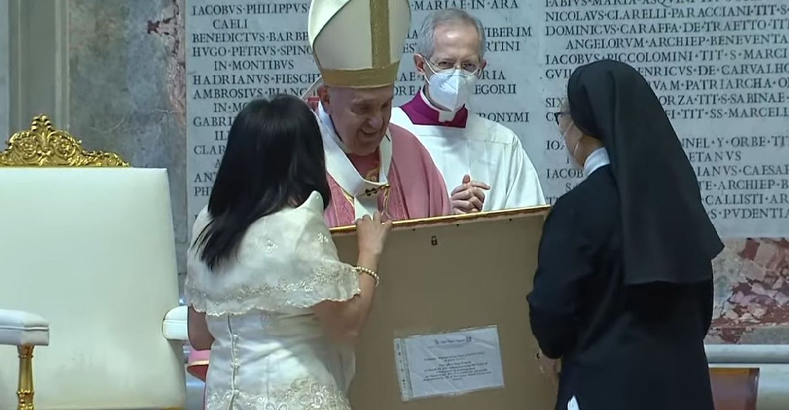 El Papa recibe un regalo de Filipinas