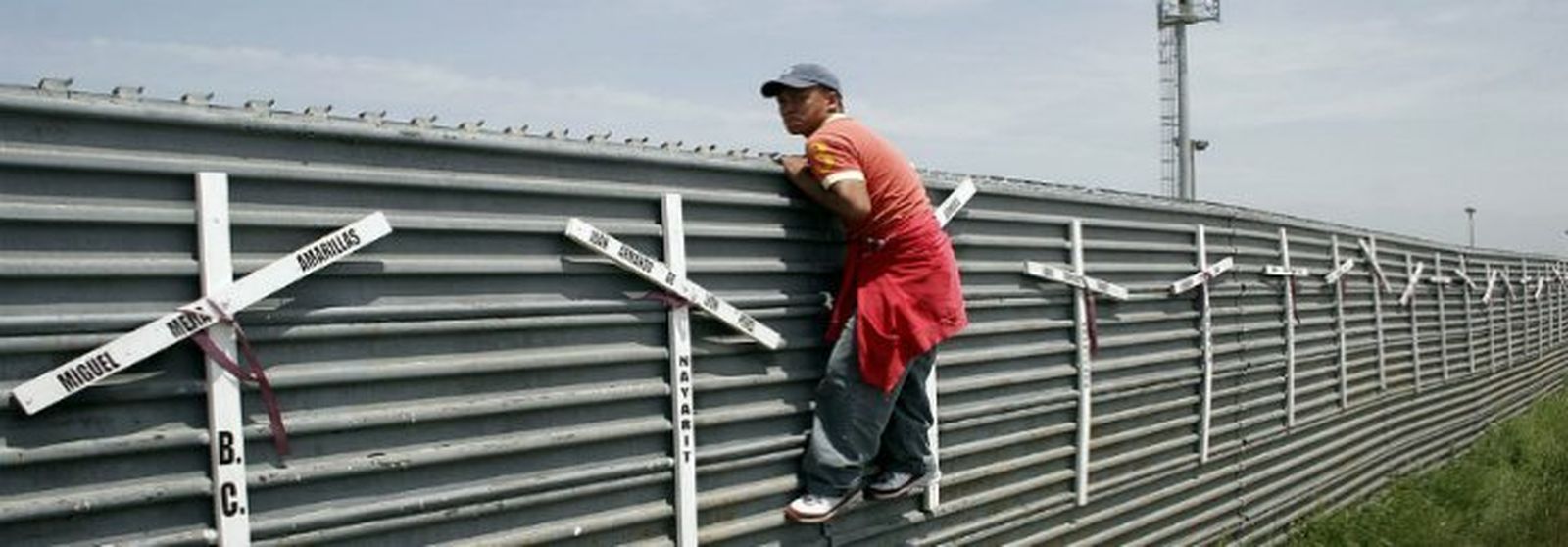 Un inmigrante mexicano intenta cruzar la frontera con EEUU