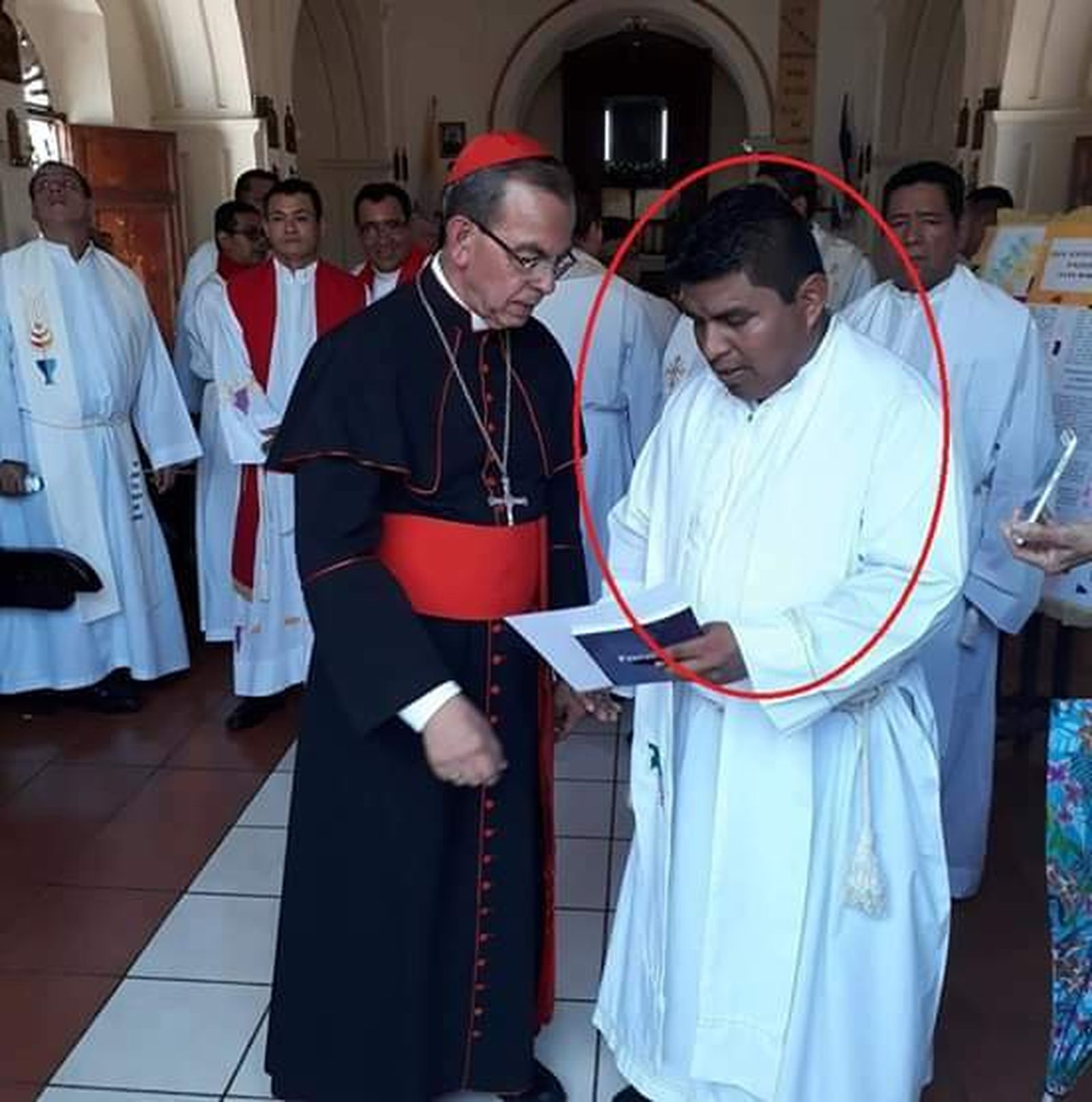 El sacerdote asesinado, Cecilio Pérez, con el cardenal Rosa Chávez
