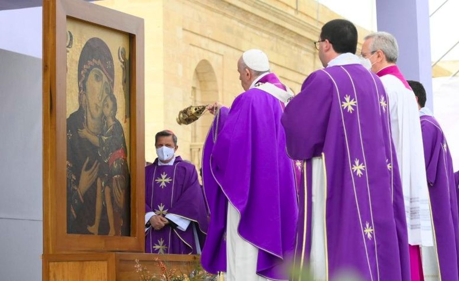 El Papa bendice el icono de la Virgen