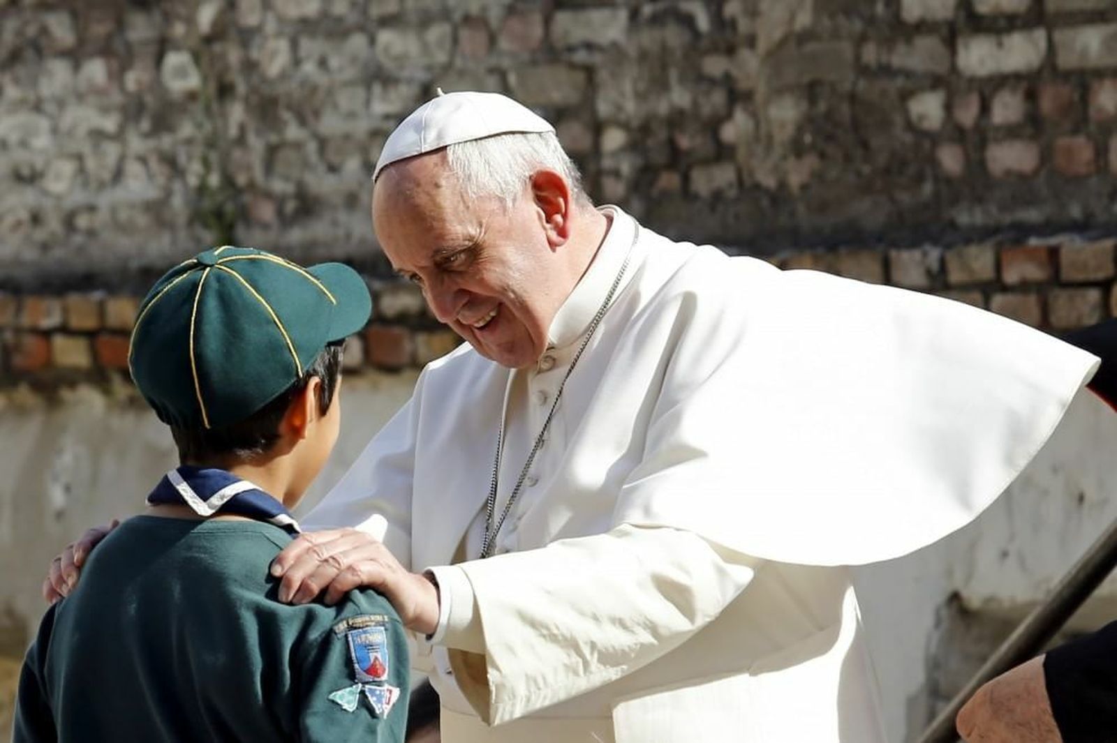 El Papa, con un scout en Ostia