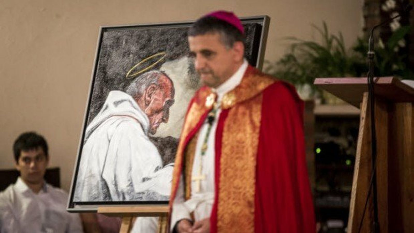 Dominique Lebrun, junto a un cuadro del padre Hamel