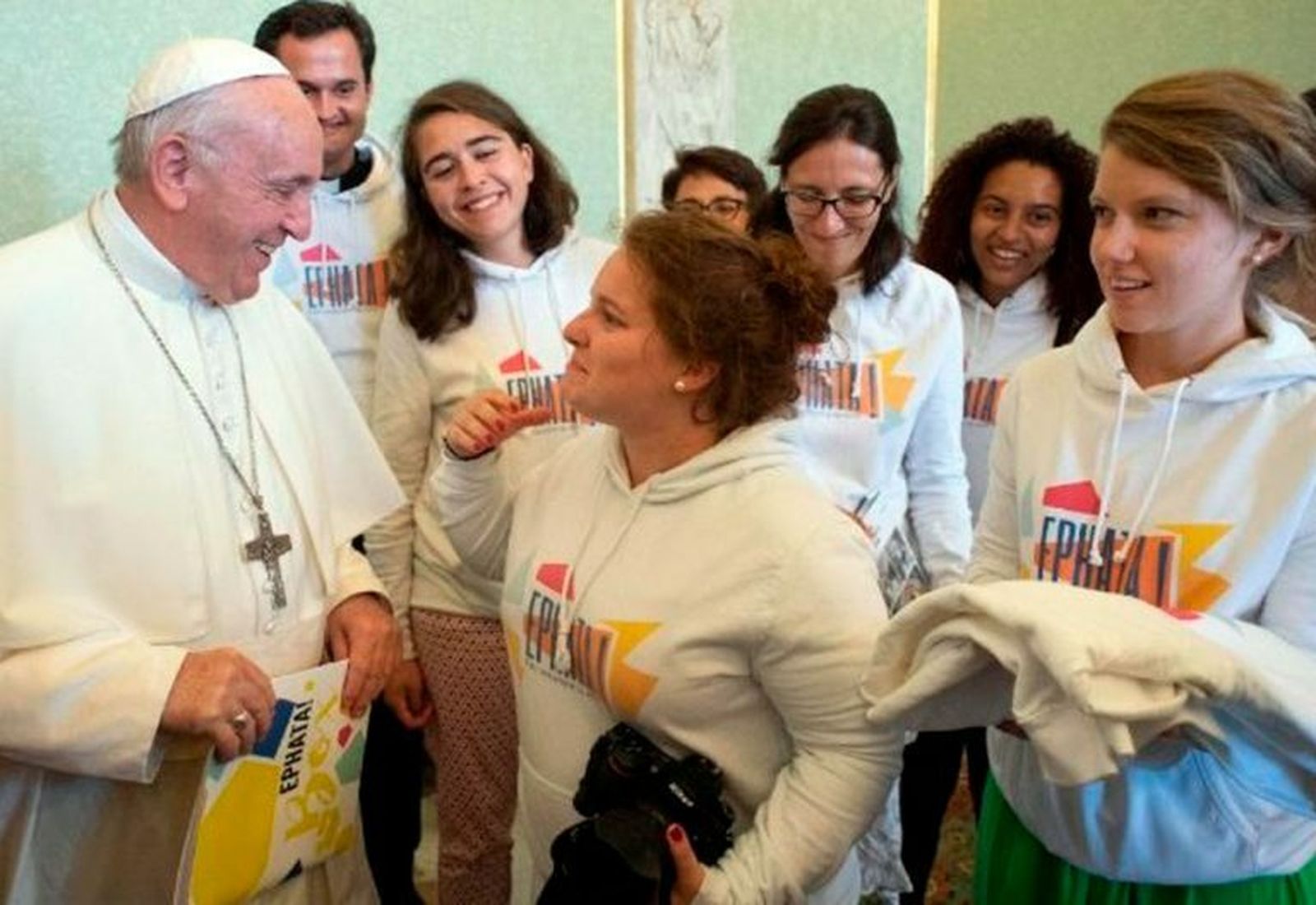 El Papa Francisco, con un grupo de jóvenes