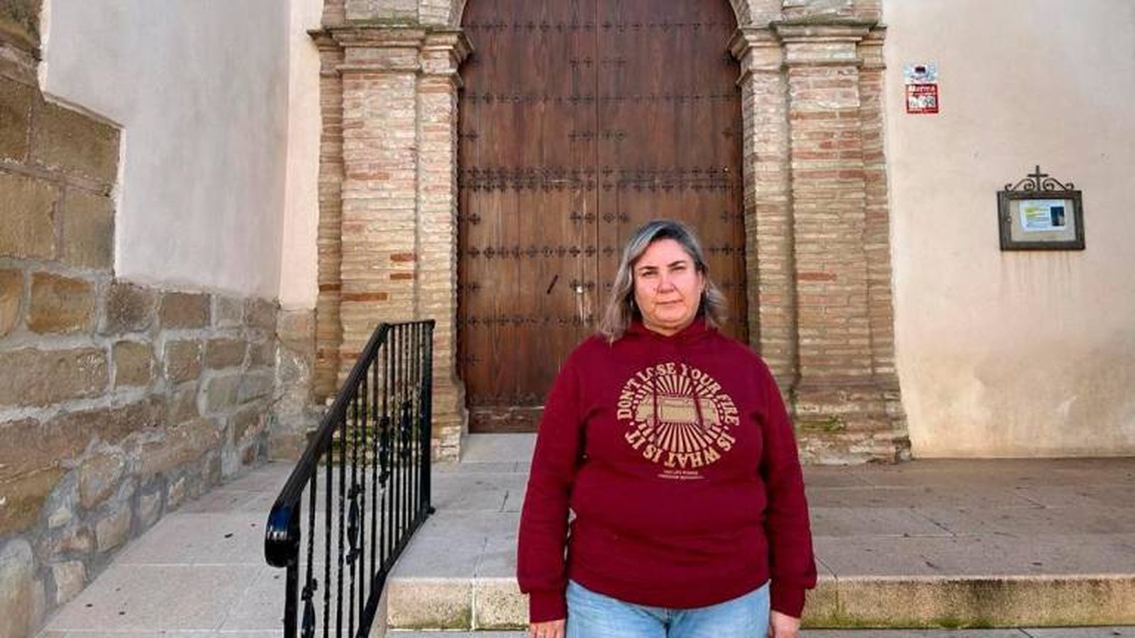 Loles Salido, junto a la parroquia