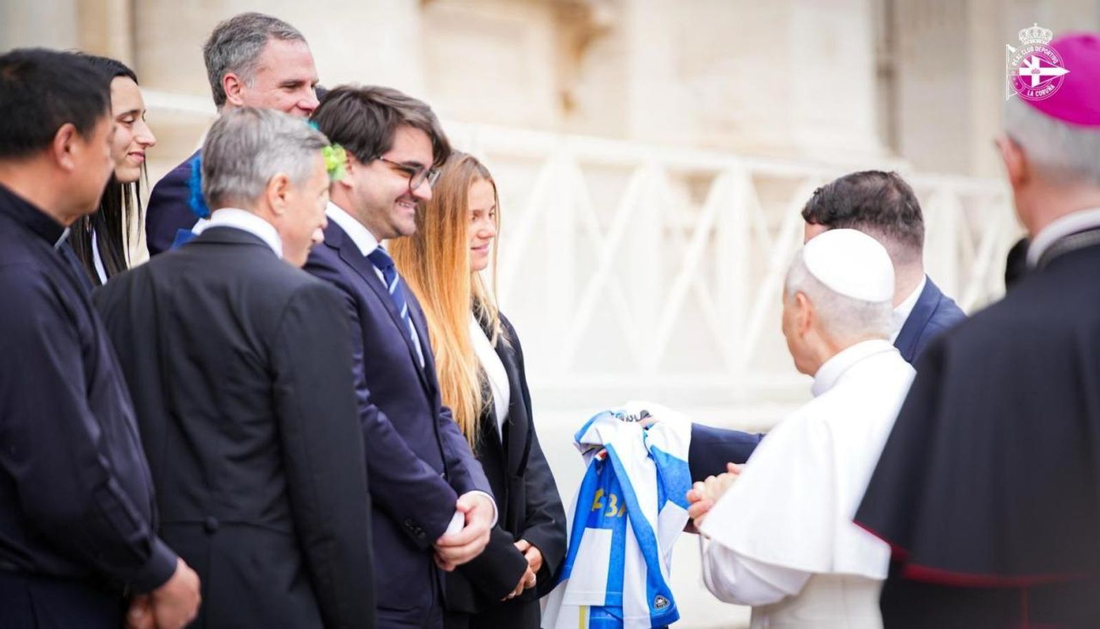 El Deprotivo de la Coruña regala una camiseta personalizada a León XIV