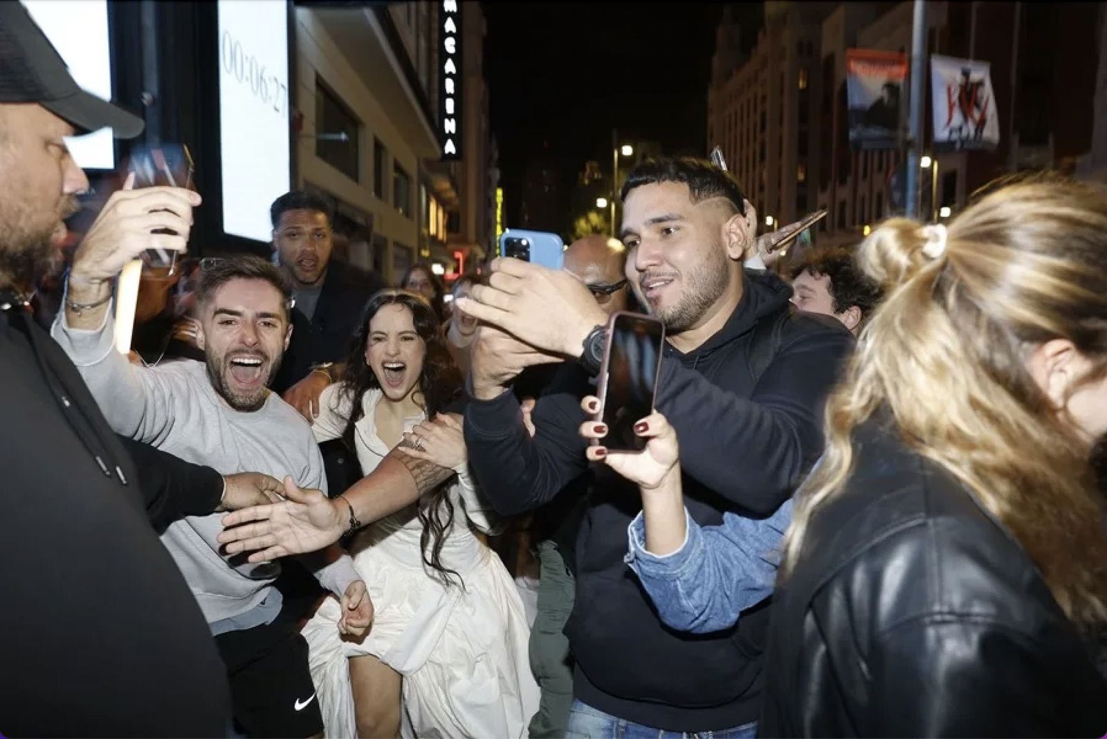 La artista, a su llegada a Callao en una aparición sorpresa para presentar 'Lux'