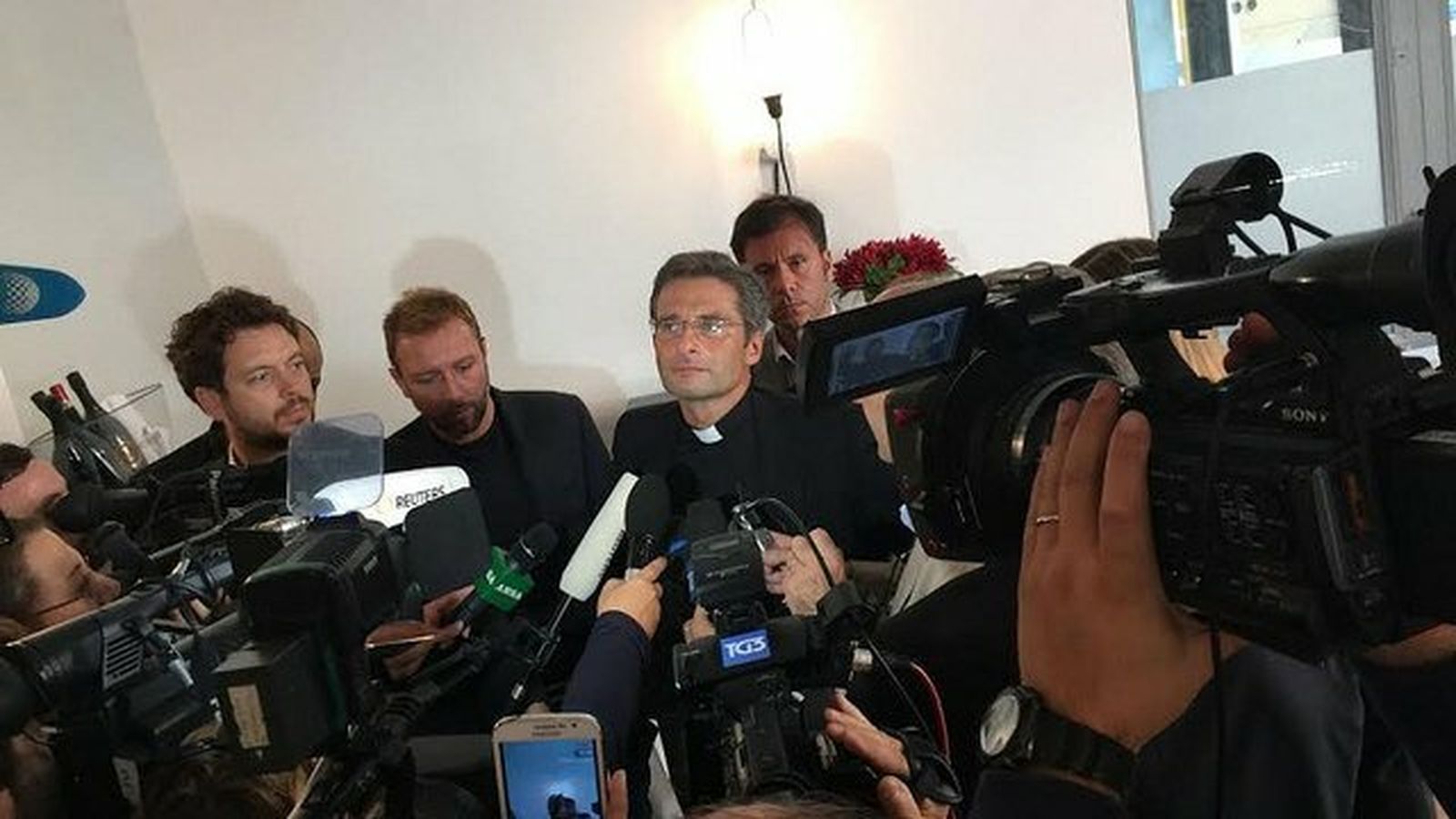 Krzysztof Charamsa habla con los medios