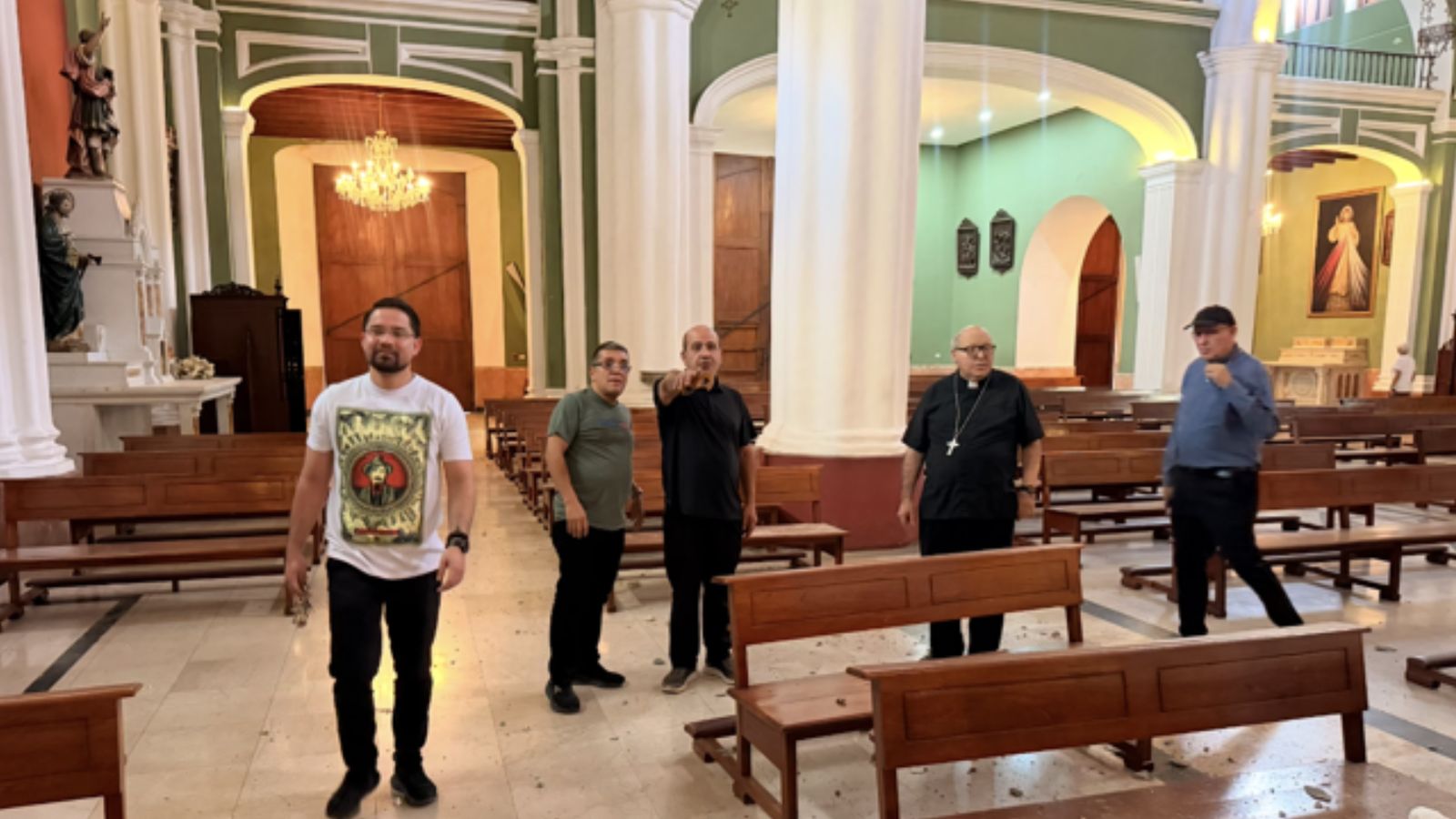 Biord revisando una iglesia dañada por los terremotos
