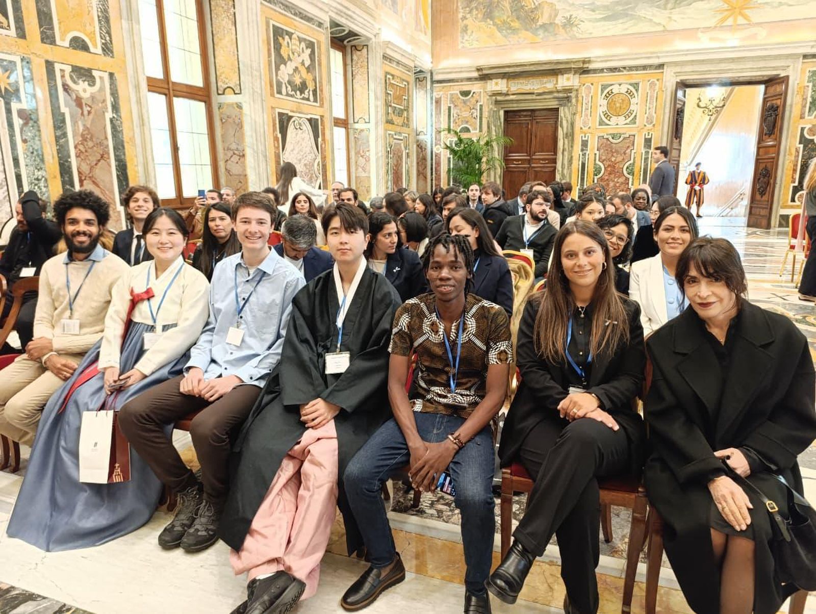 Estudiantes del proyecto, con Emilce Cuda en el Vaticano