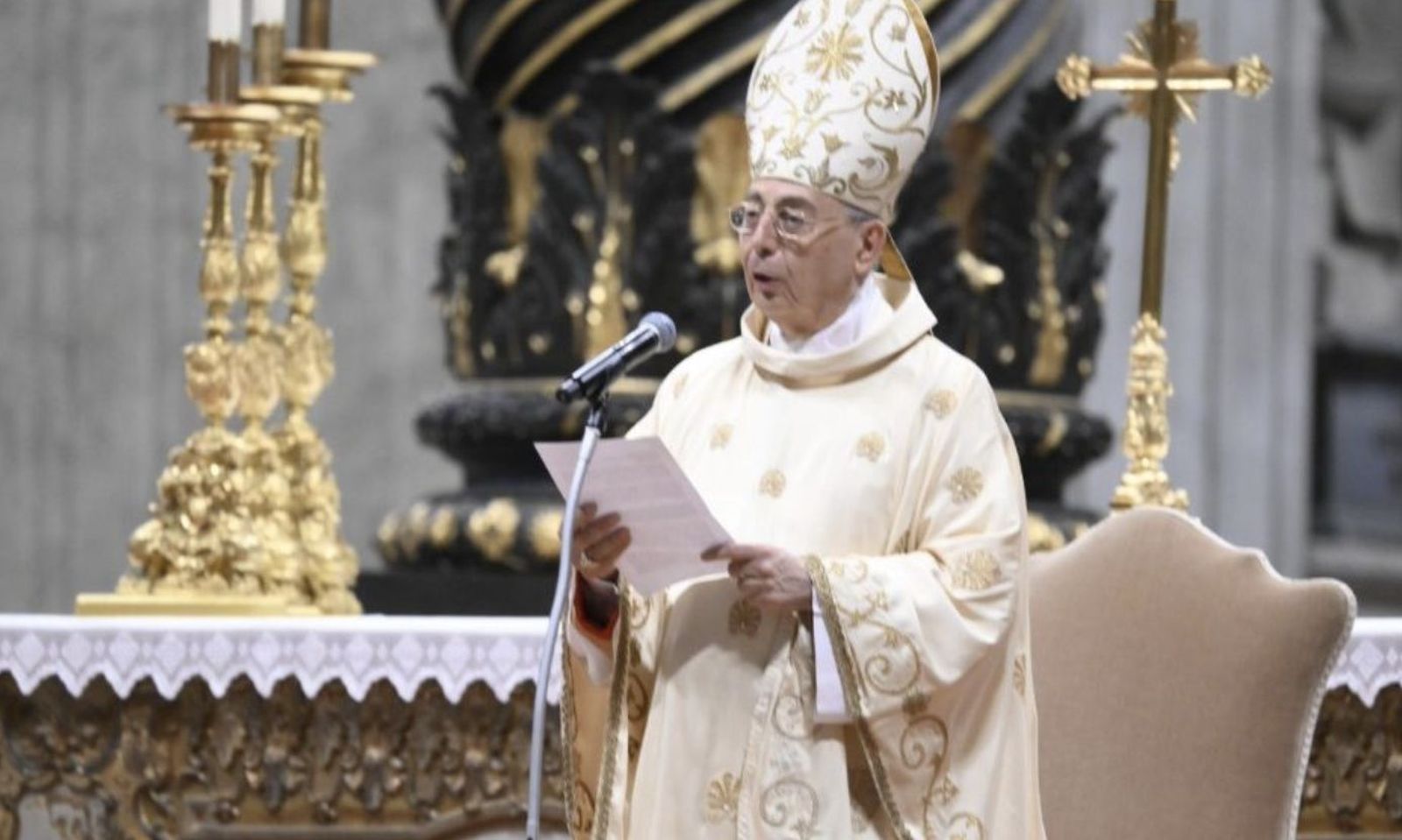 El cardenal Mamberti preside la misa novendial en San Pedro