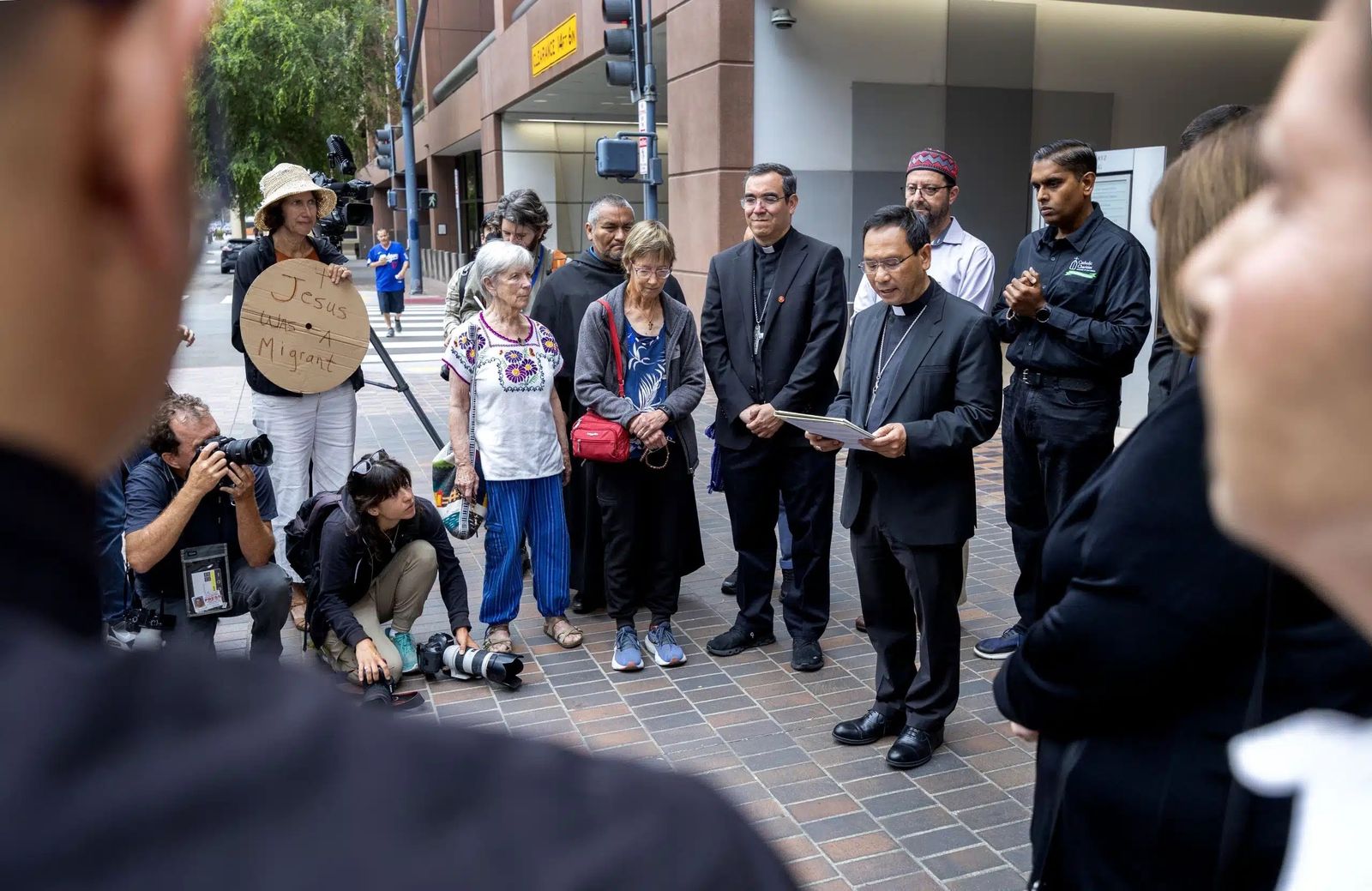 Michael Pham y otros líderes religiosos acompañan a los inmigrantes durante sus audiencias