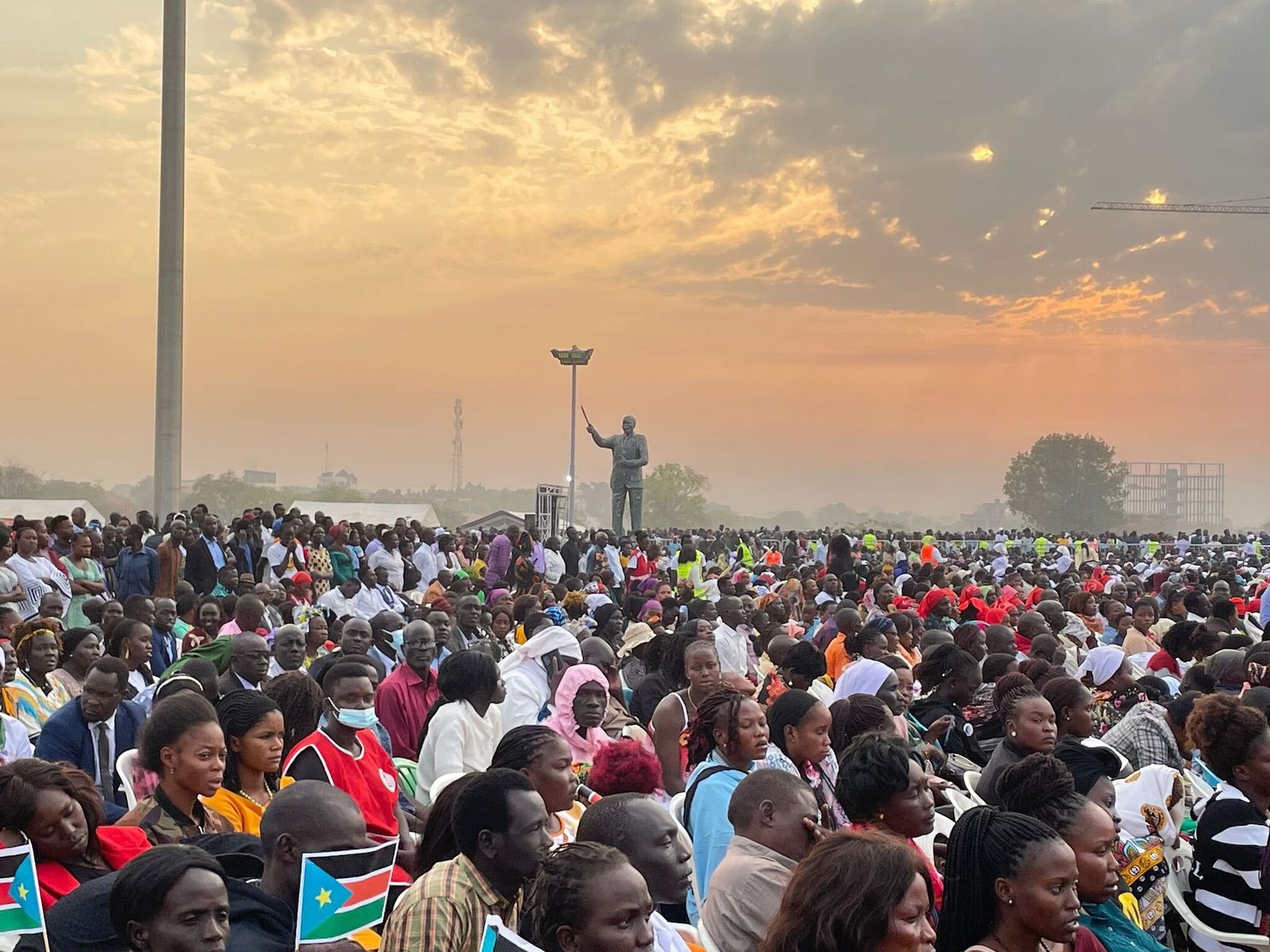 Fieles escuchan a Francisco desde el memorial John Garang