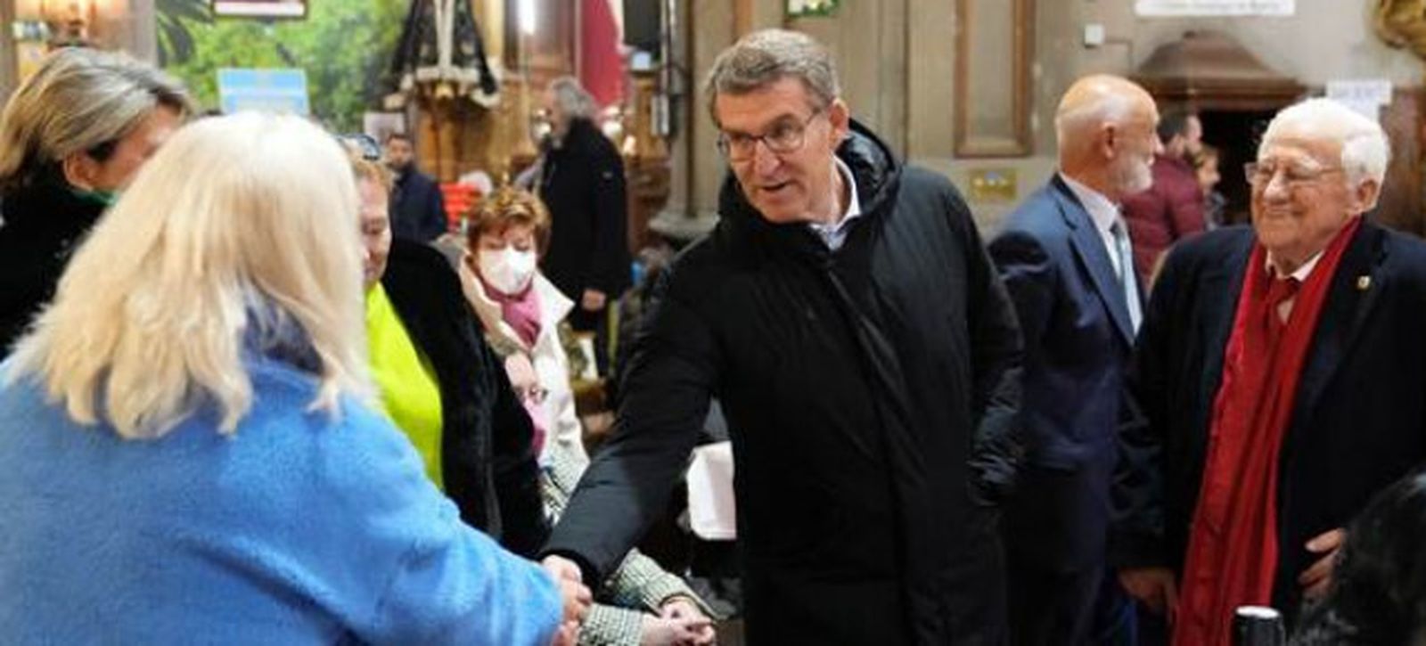 Feijóo, en San Antón, con el padre Ángel