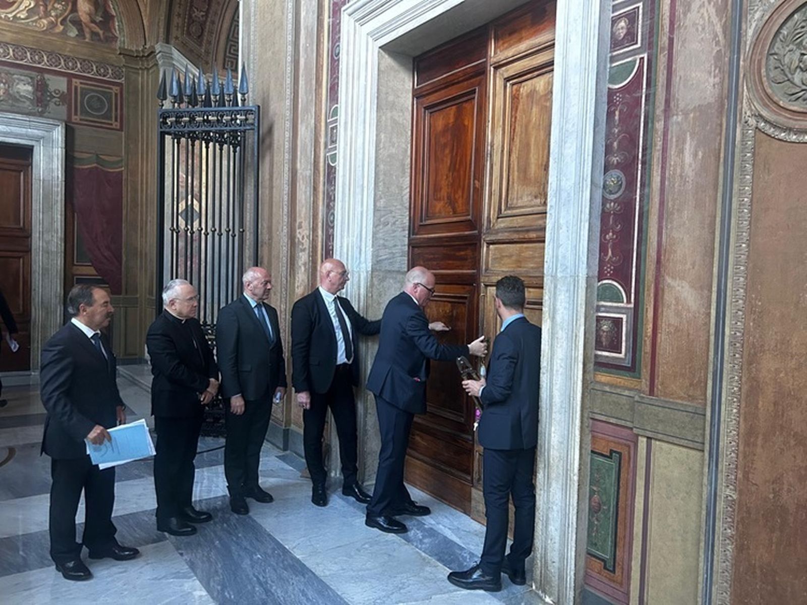 La comisión sella las puertas de acceso all Palacio Apostólico