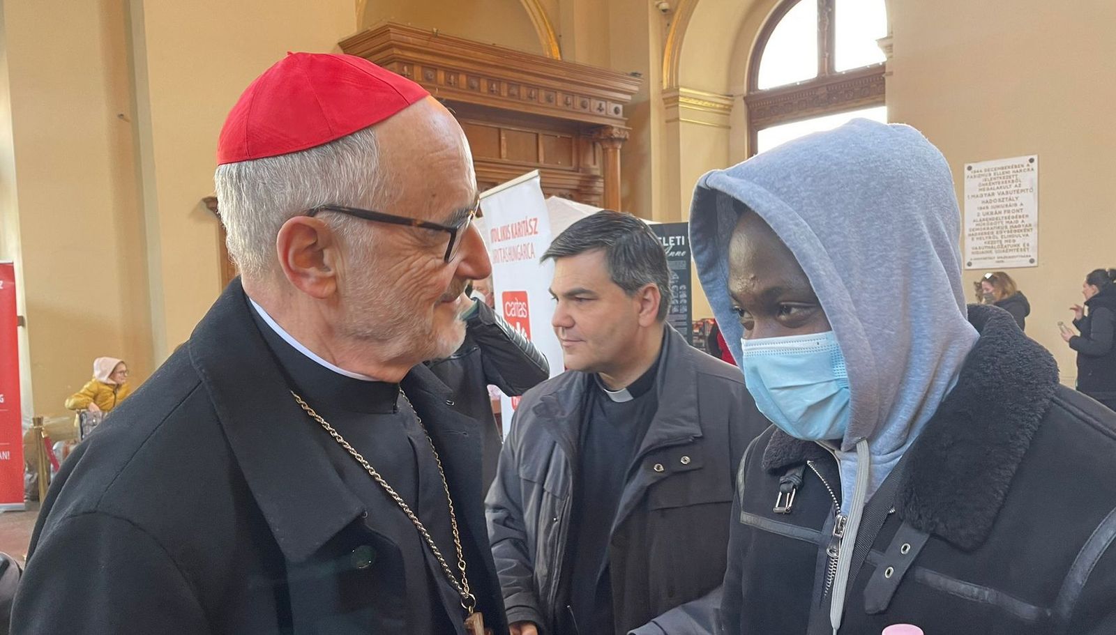 Czerny, con un refugiado en Budapest