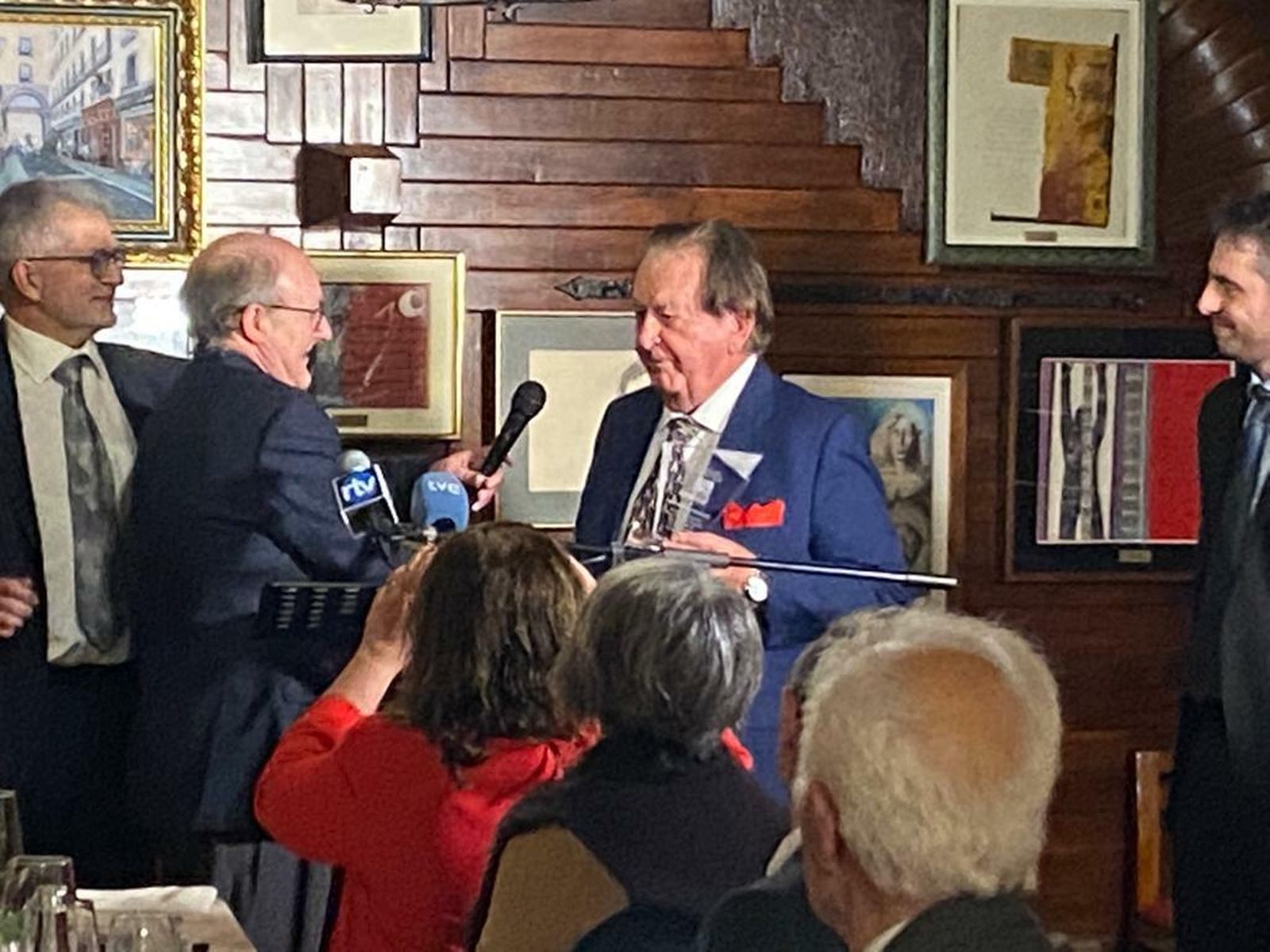 Juan Antonio Monroy entregó el premio a José Luis Villacañas