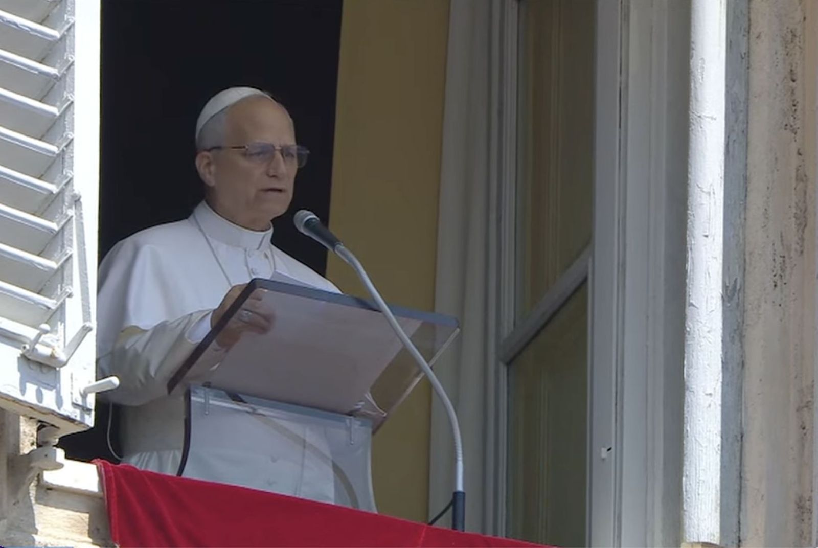 León XIV, en el balcón del Palacio Apostólico