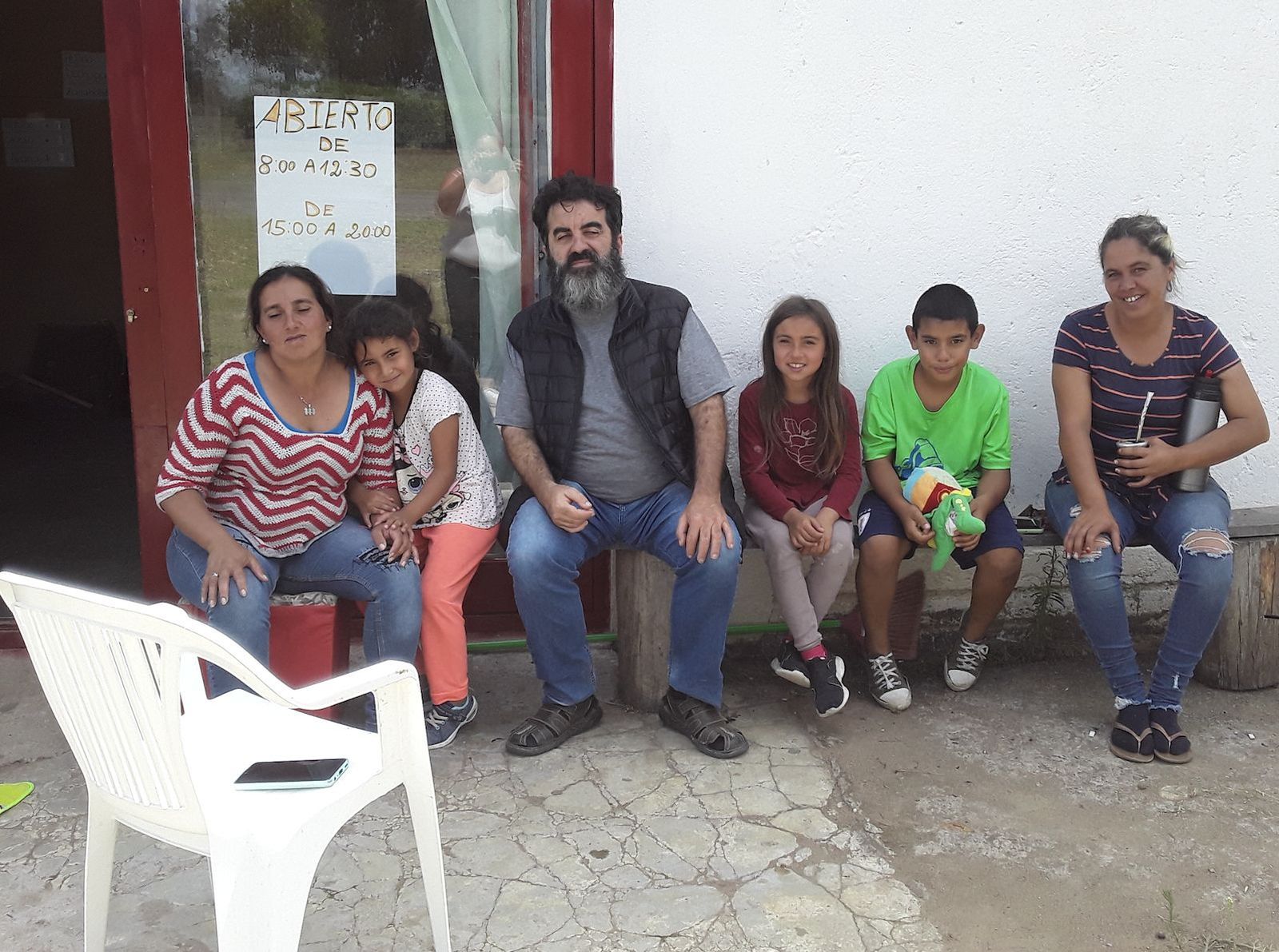 El P. Rodrigo Vargas compartiendo mate con los vecinos de Aramendia.jpg