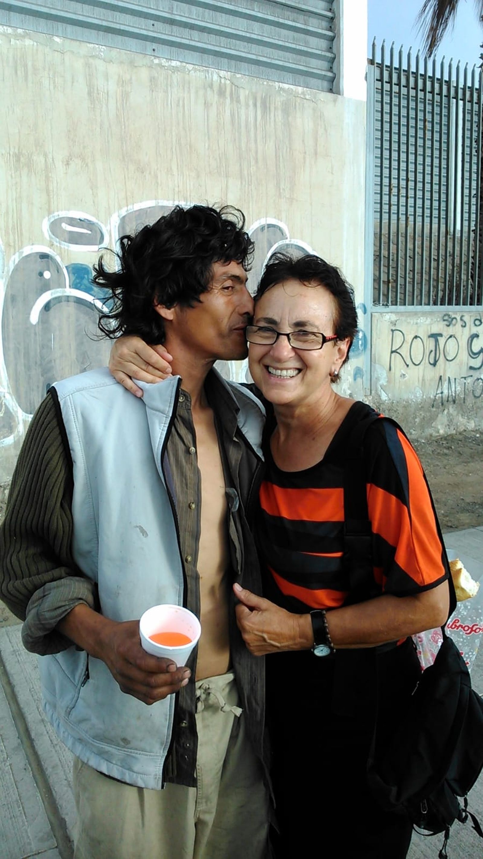 Maria Jesús acompañada de una persona en situación de calle