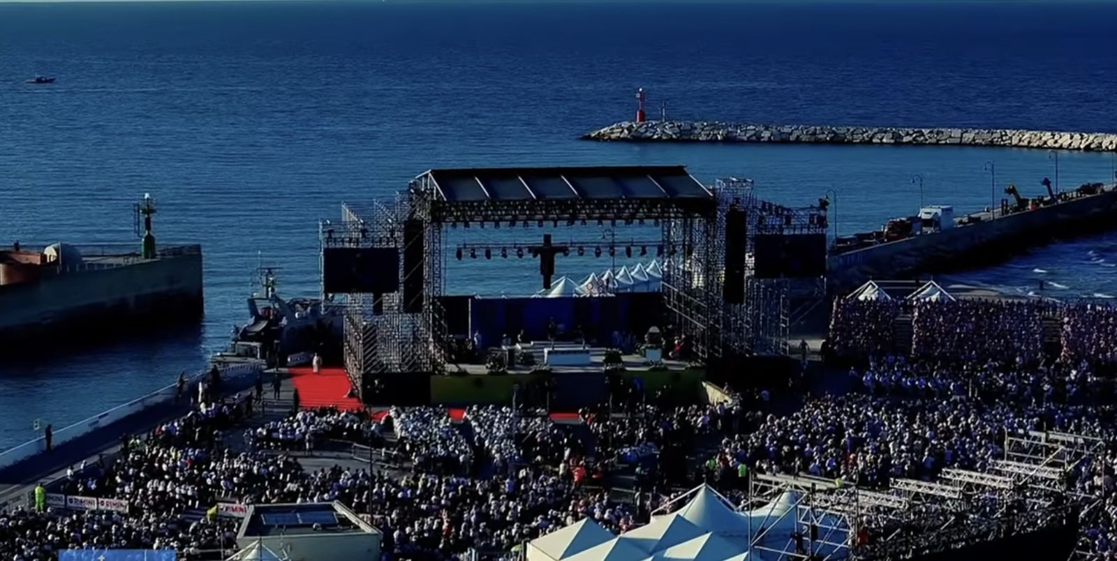 Misa del Papa en el puerto de Rimini