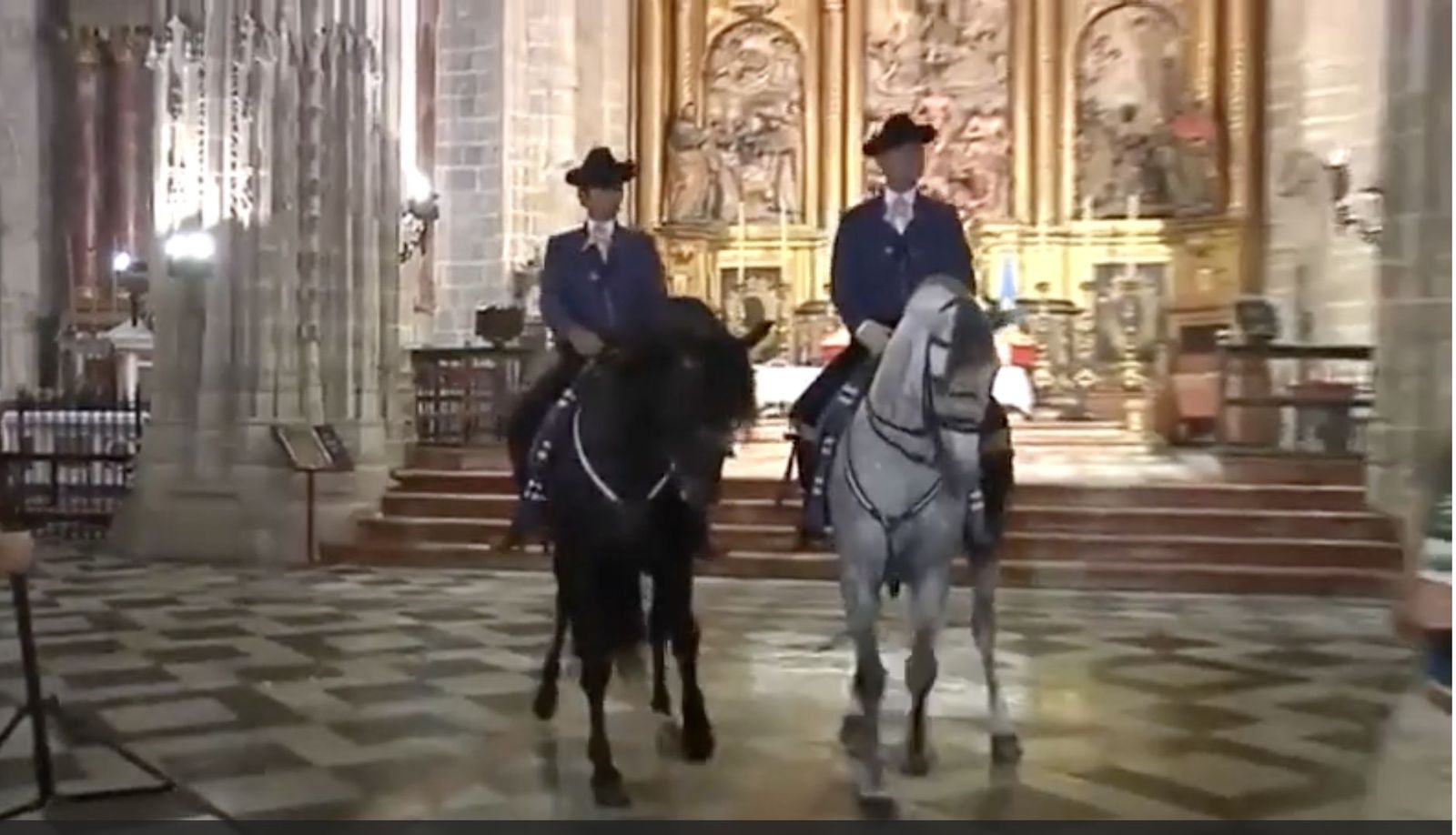 Dos caballos cartujanos en la parroquia jerezana de San Miguel