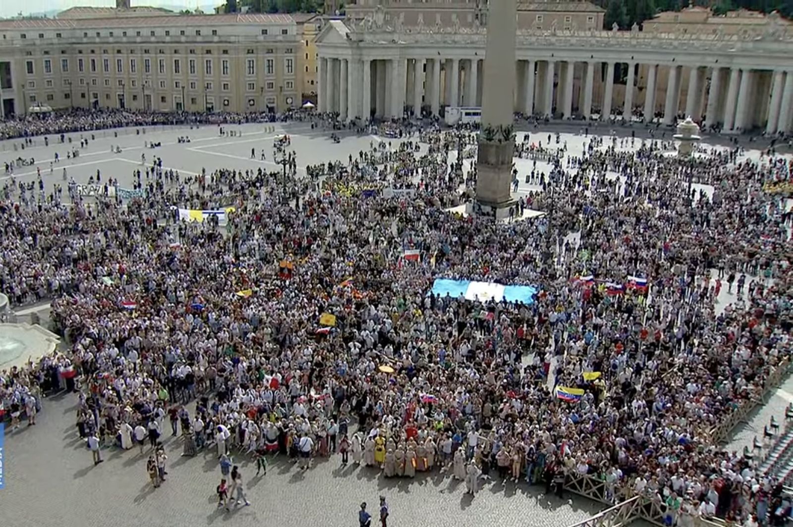 Fieles en la plaza de San Pedro
