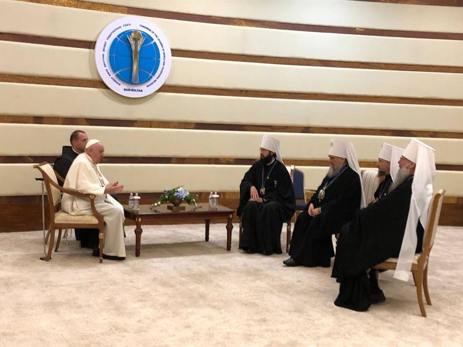 Francisco, con el metropolita Antonio en Kazajistán