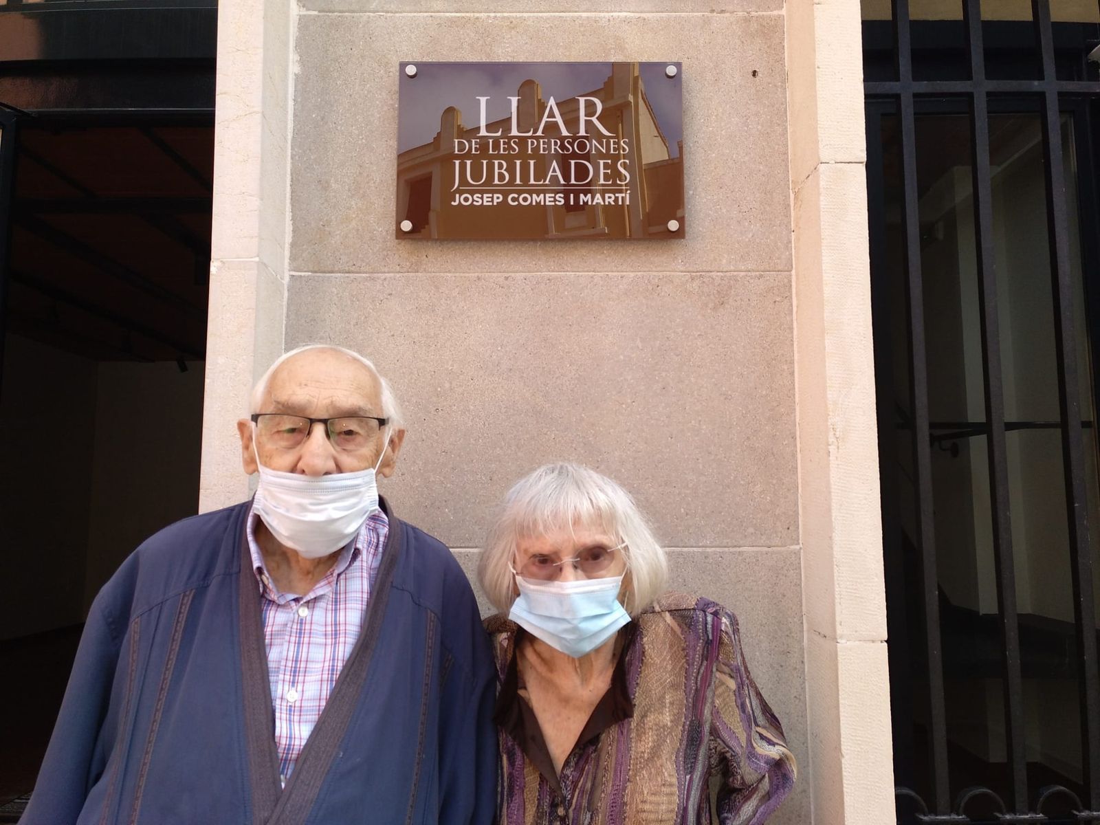 Josep Antoni Comes con su hermana Clementina, en Pedreguer