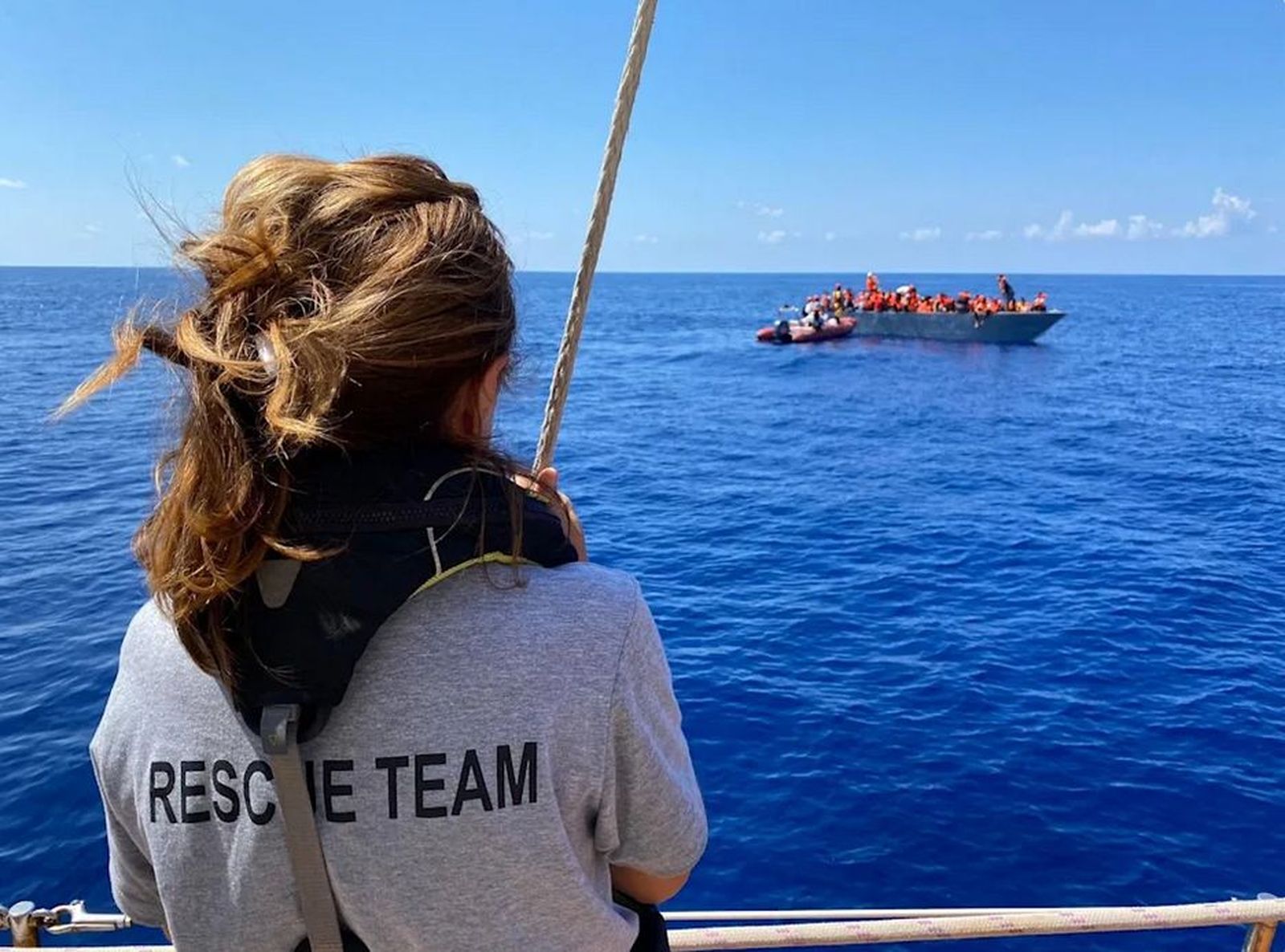Padre Luigi Usubelli a bordo del velero Astral de la ONG Open Arms