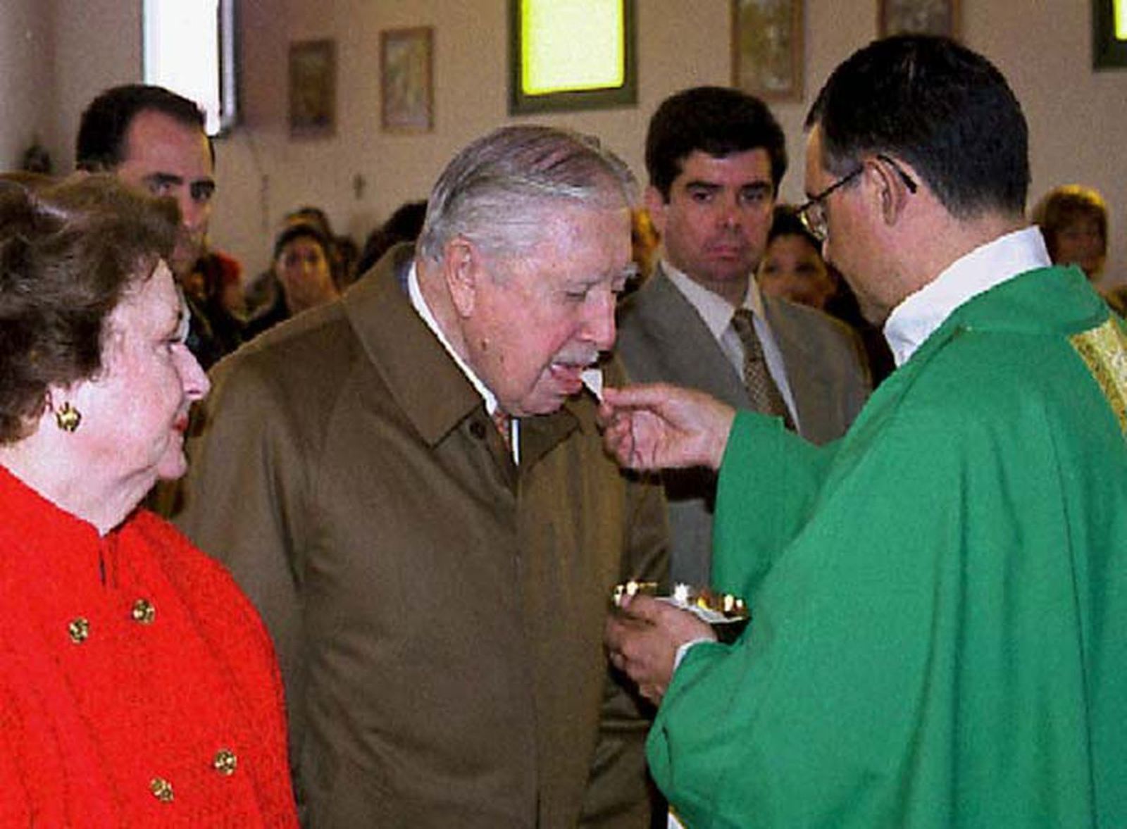 El dictador Pinochet comulgando