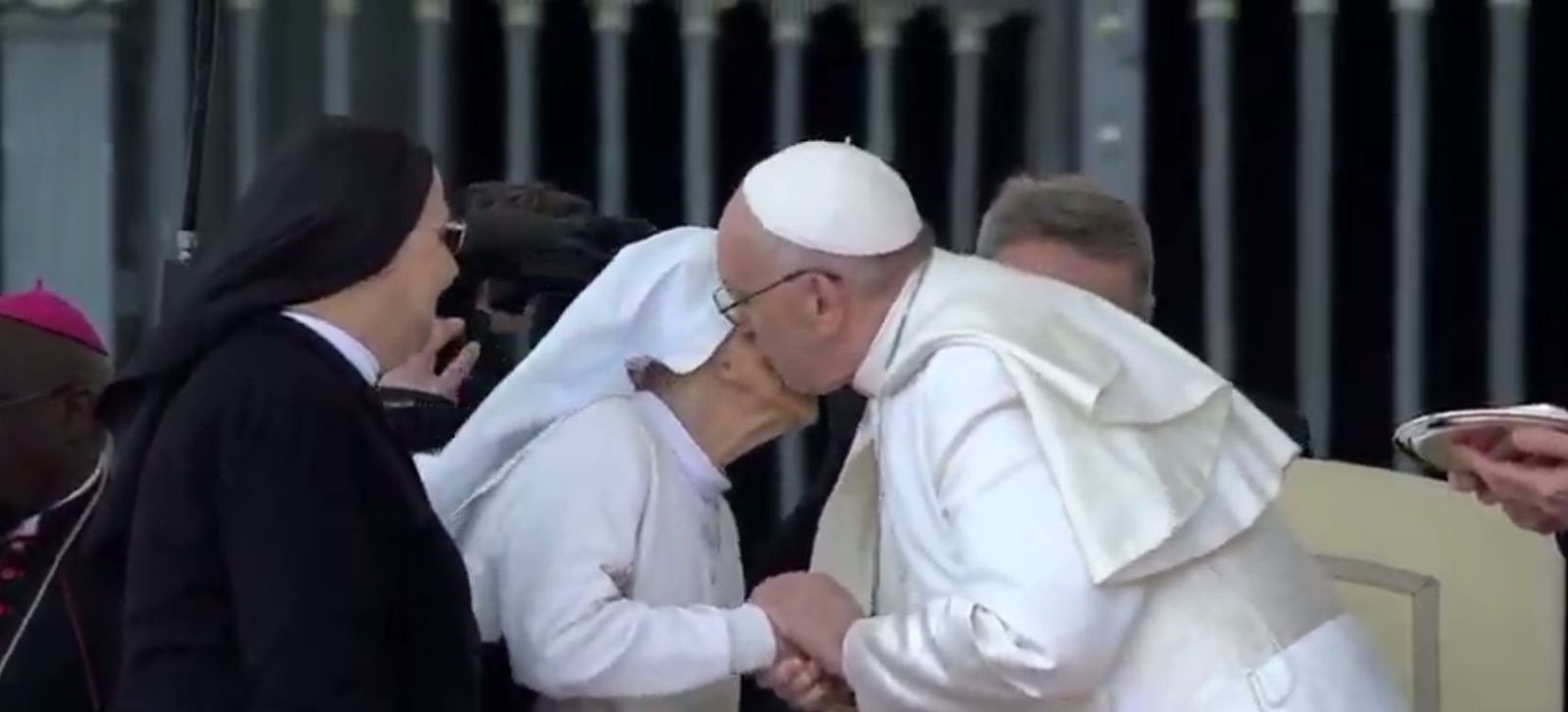 El Papa besa a Sor María Concetta