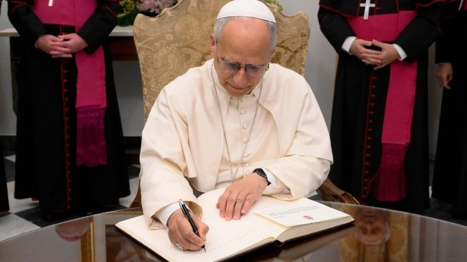 El Papa firma en el libro de honor