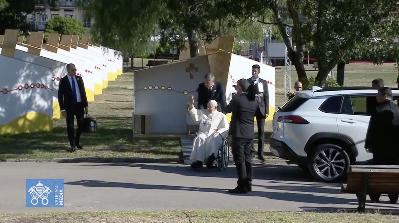 El Papa, tras confesar a algunos jóvenes en el Parque del Perdón