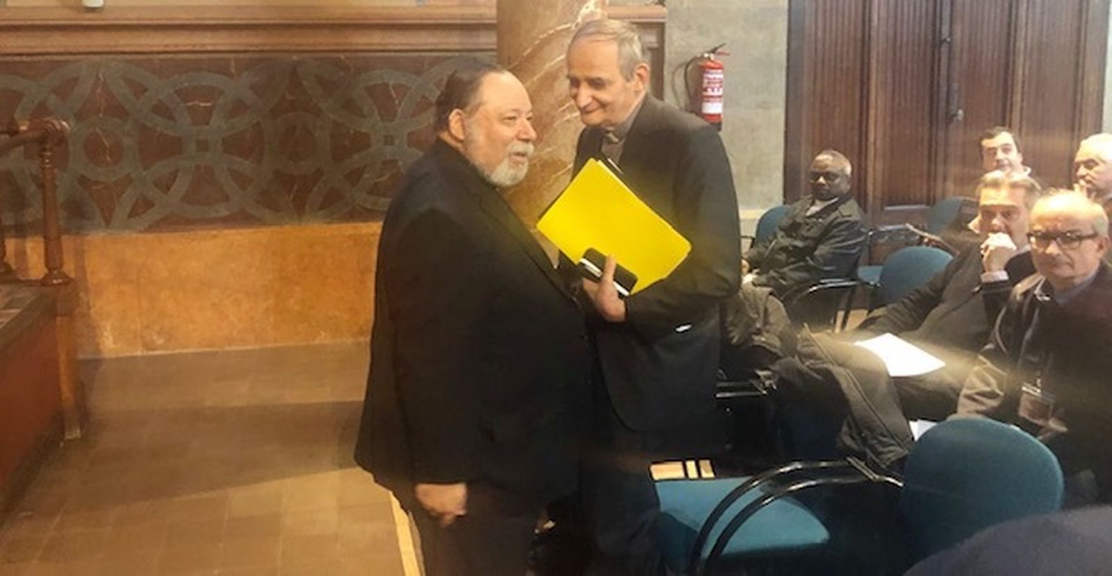 Zuppi entre otros miembros de la jerarquía católica