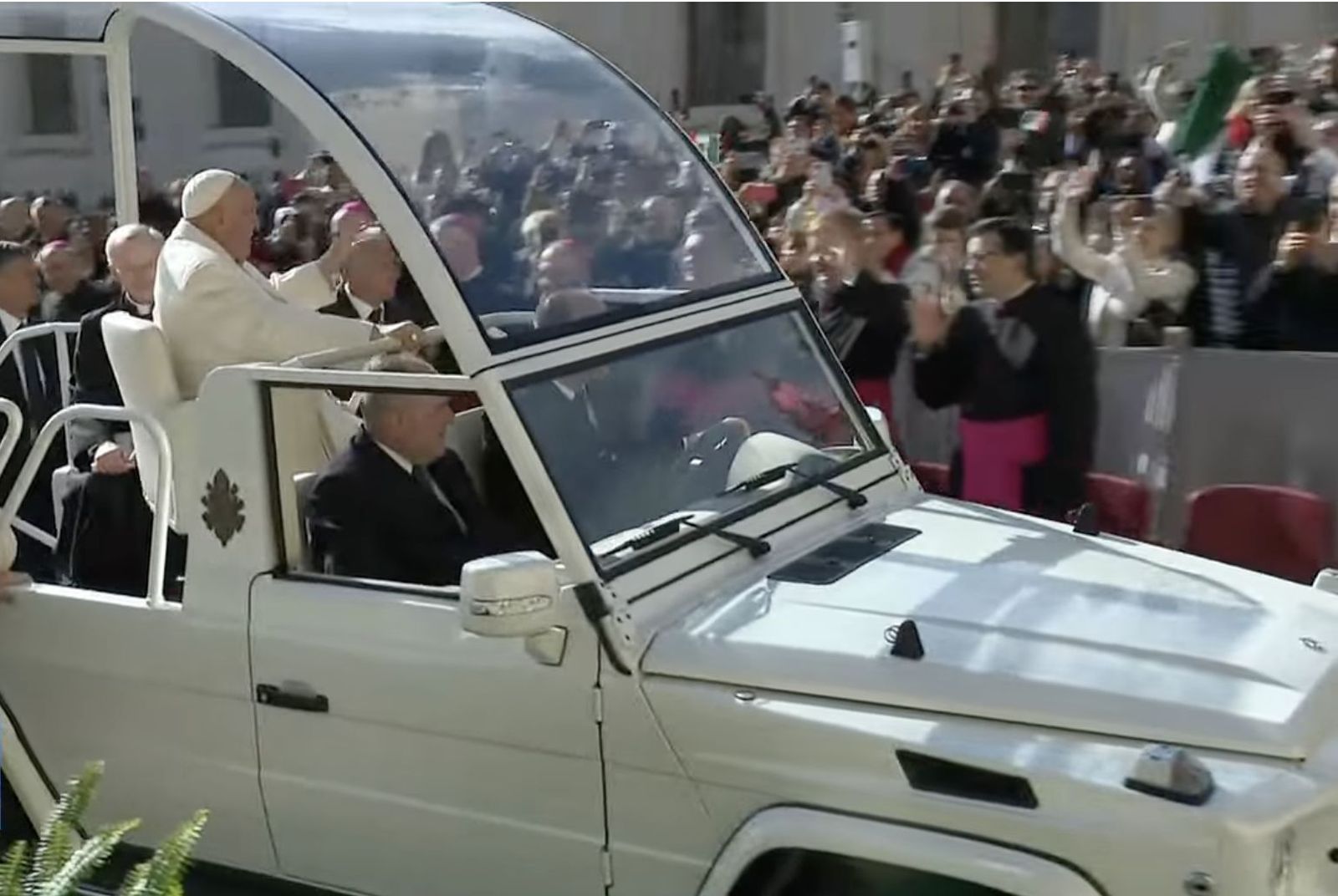 El Papa saluda a los obispos desde el papamóvil