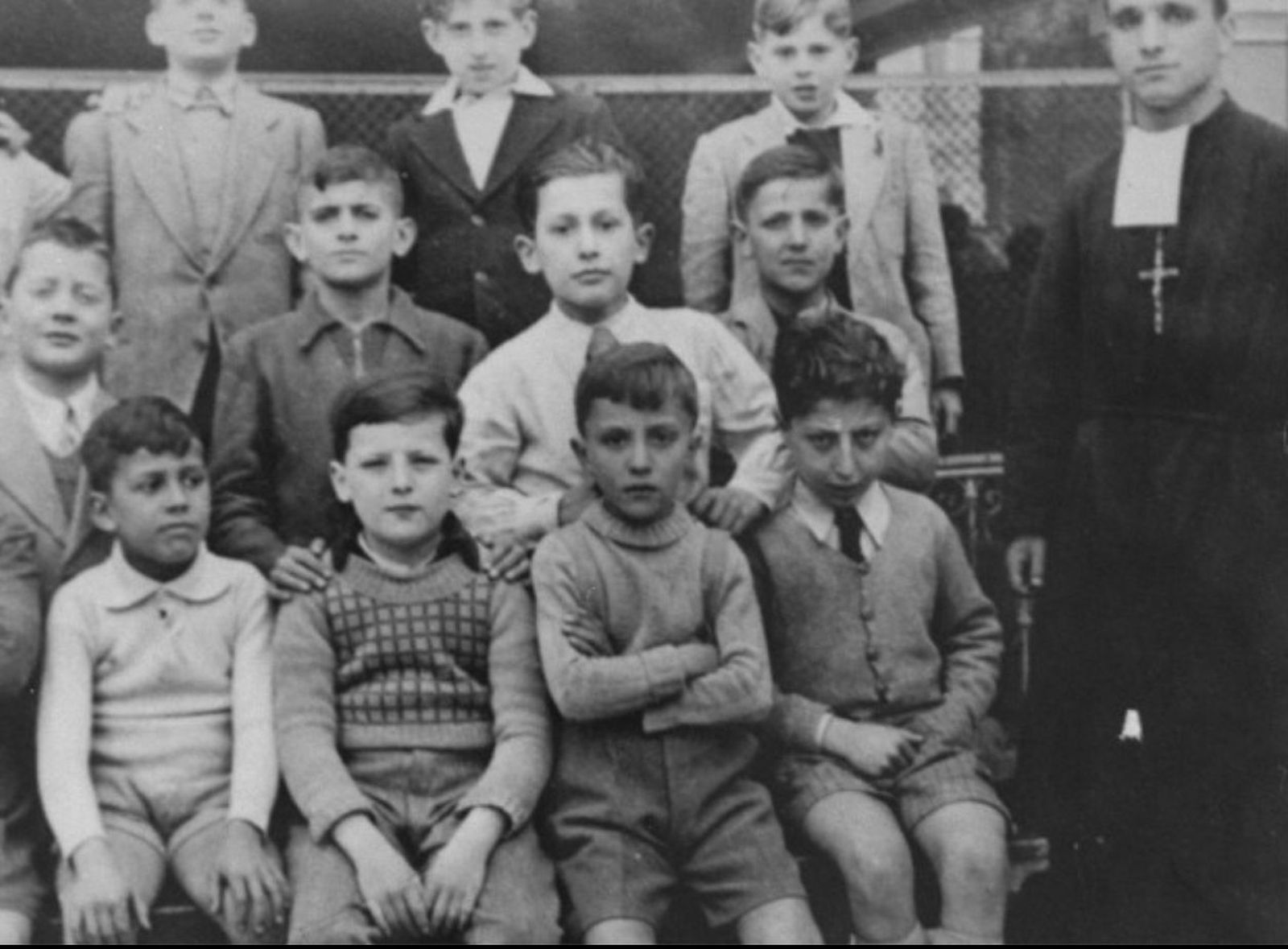 Alumnos de una escuela en Roma en donde escondían a un niño judío