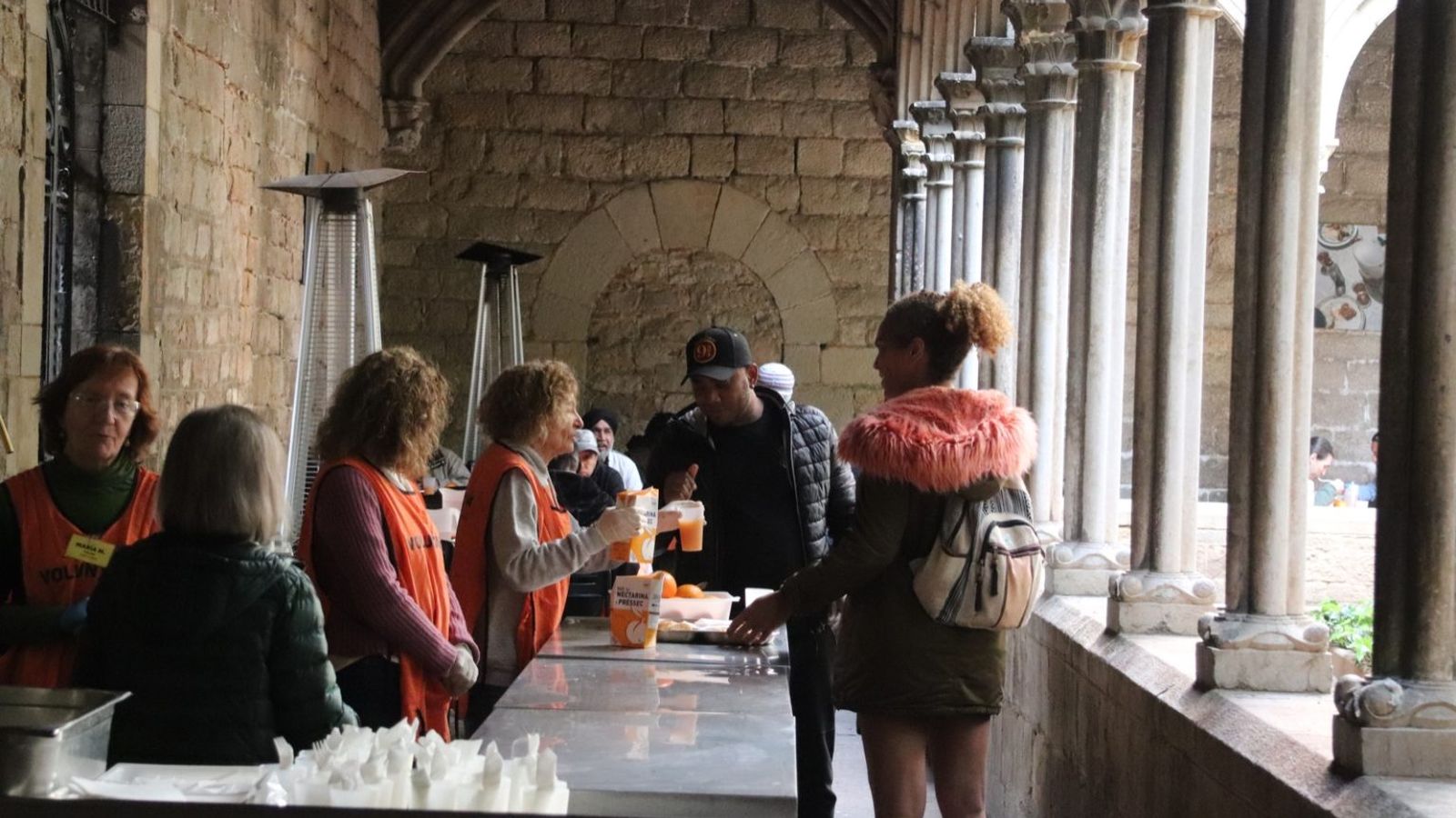 Voluntarios repartiendo comida en Barcelona
