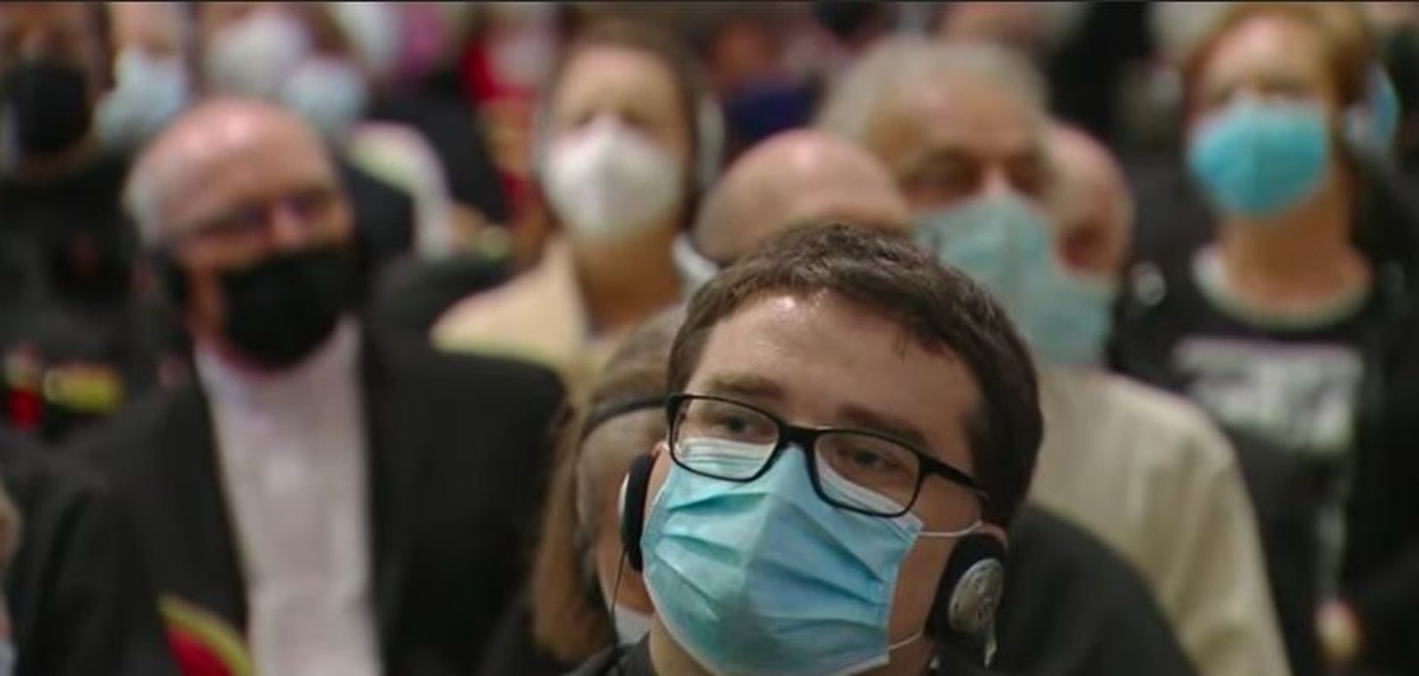 Un sacerdote escucha a Francisco