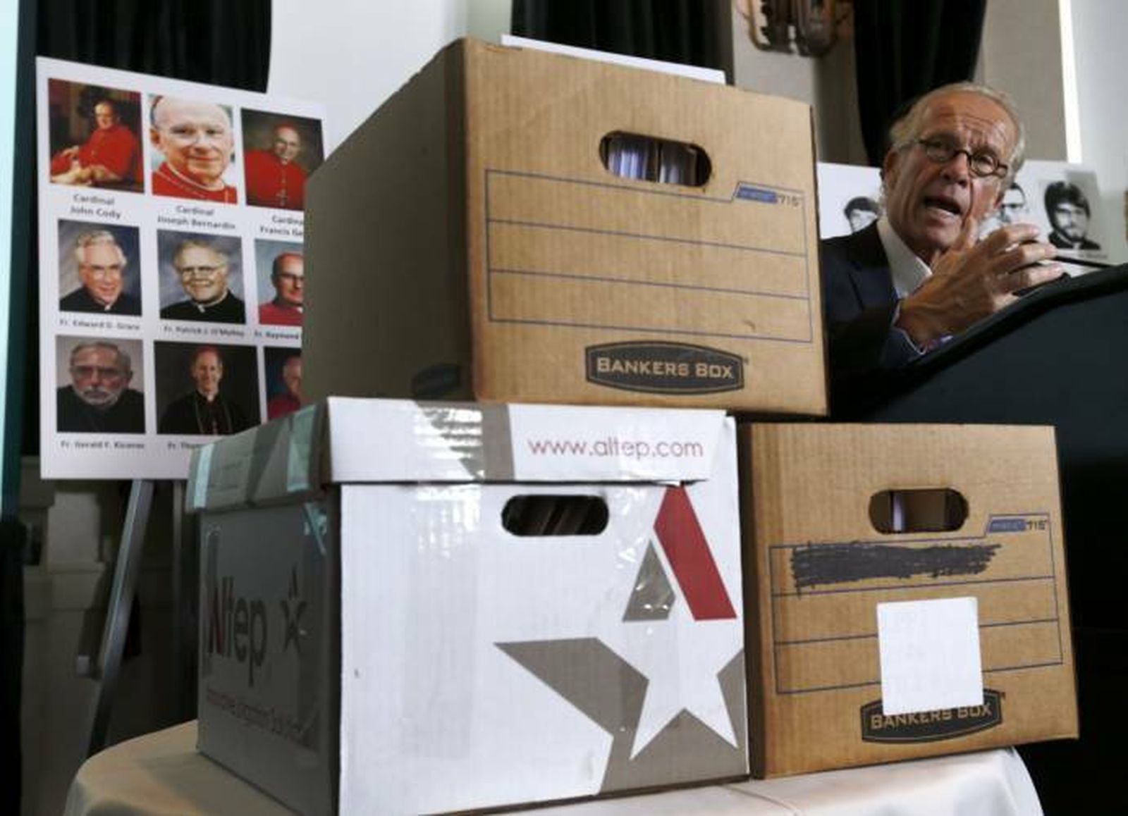 Jeff Anderson presentó los documentos