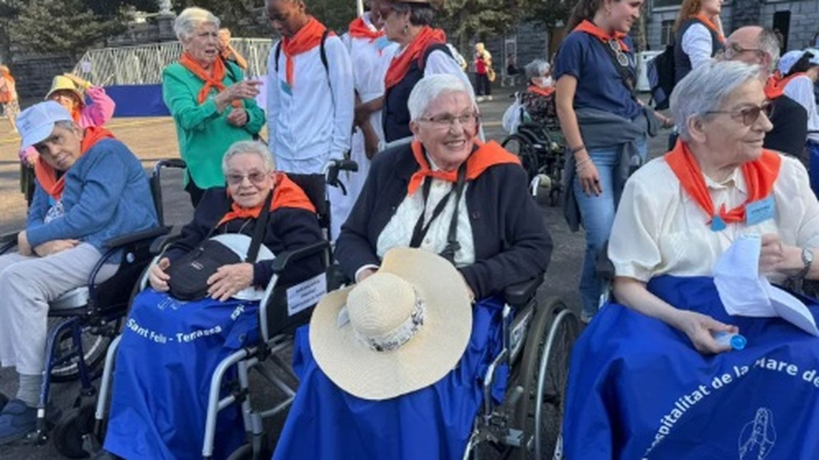 Cataluña se hace visible en Lourdes entre banderas y pañuelos, en medio de la multitud reunida para recibir a León XIV.