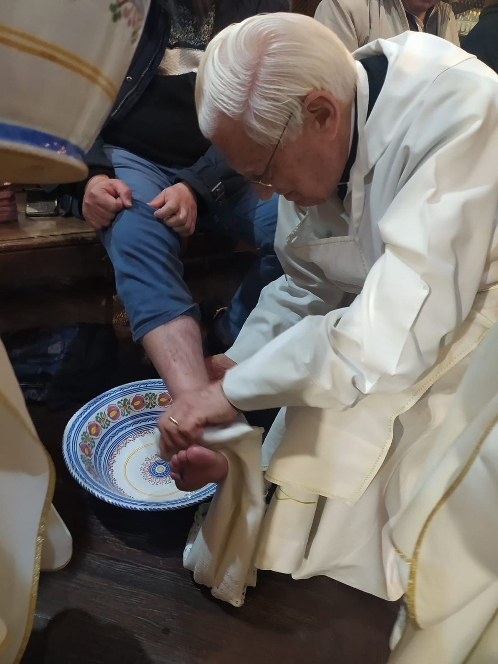 Los curas de San Antón lavaron los pies a ex sacerdotes el Jueves Santo