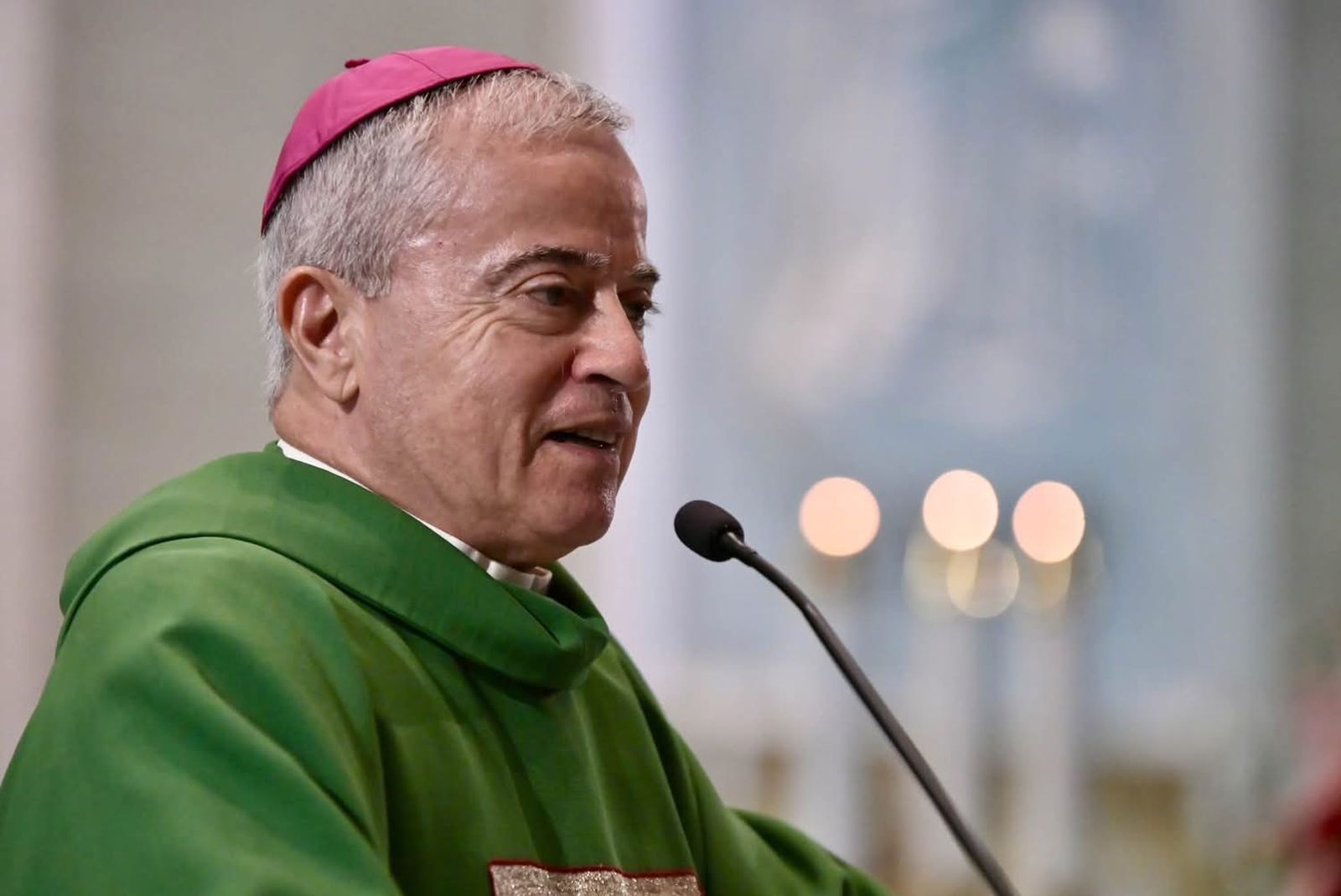 Monseño Roberto González Nieves