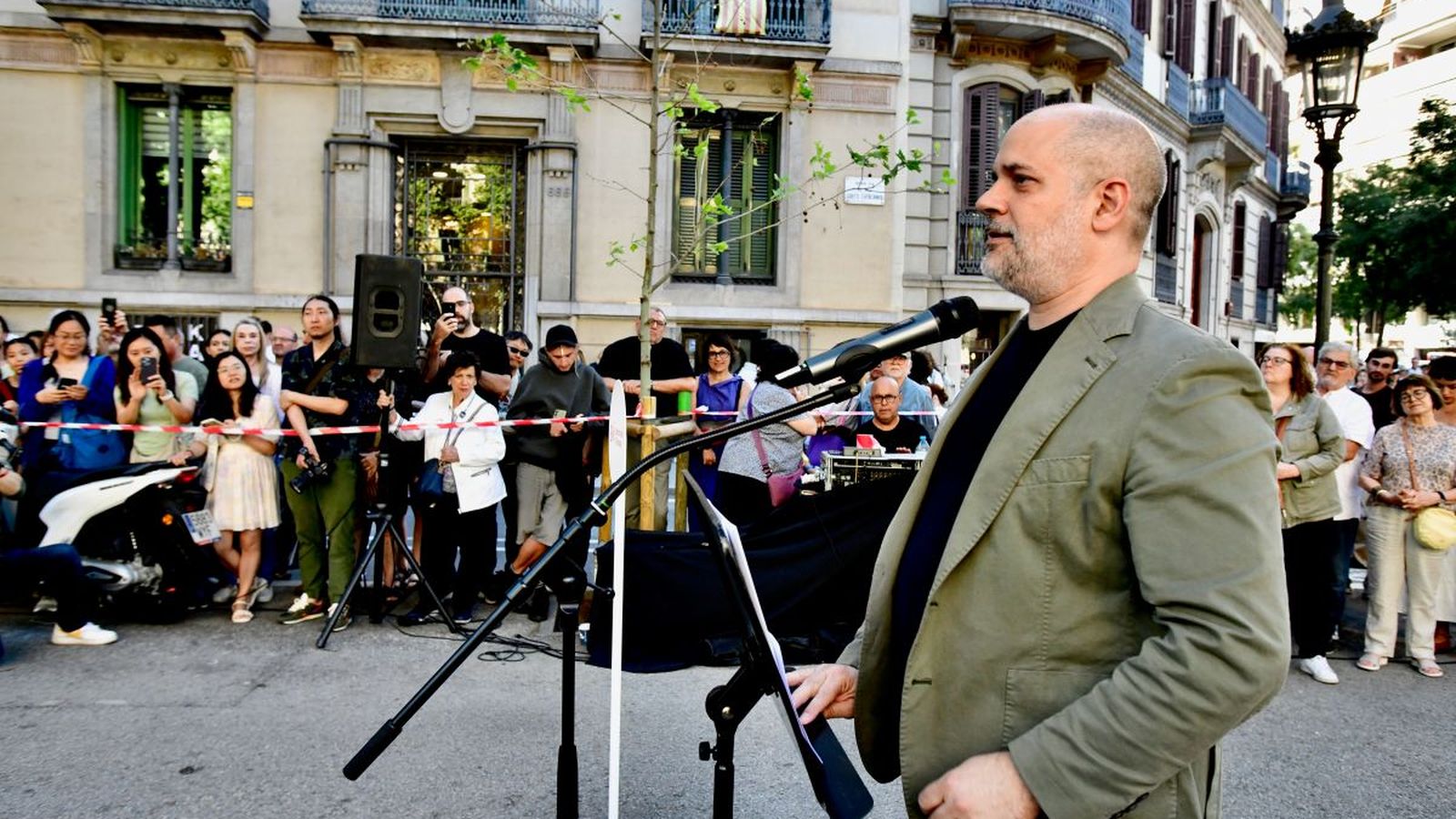 Galdric Santana, comisario del Año Gaudí, durante su intervención en el acto conmemorativo del centenario del atropello del arquitecto.