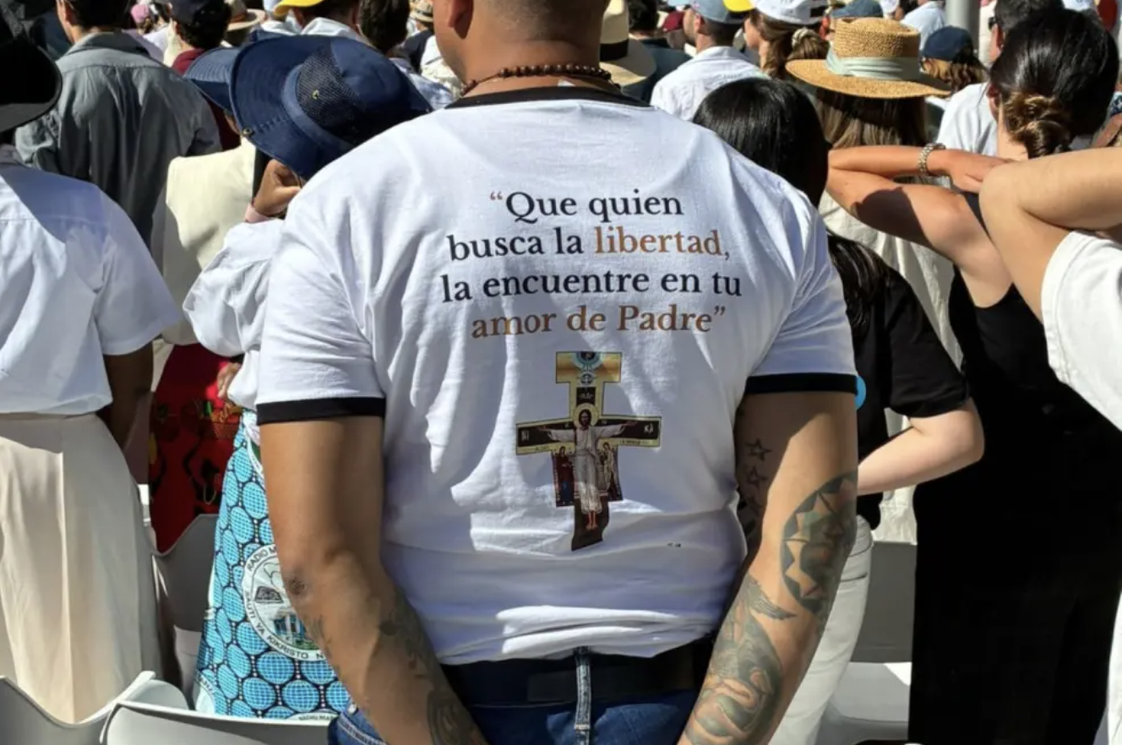 Detalle de la camiseta con la que los presos han acudido a la misa del Papa
